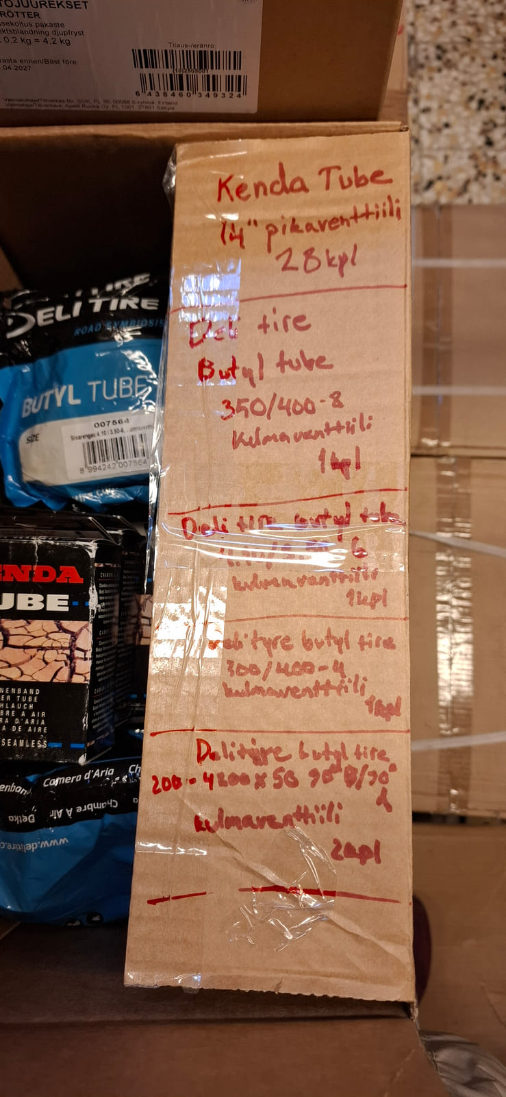 konkurssihuutokaupassa Polkupyörän sisäkumit ja muut tarvikkeet