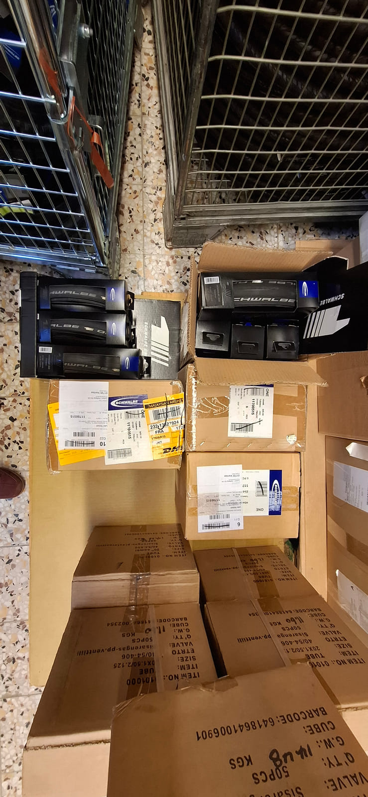 konkurssihuutokaupassa Polkupyörän sisäkumit ja muut tarvikkeet