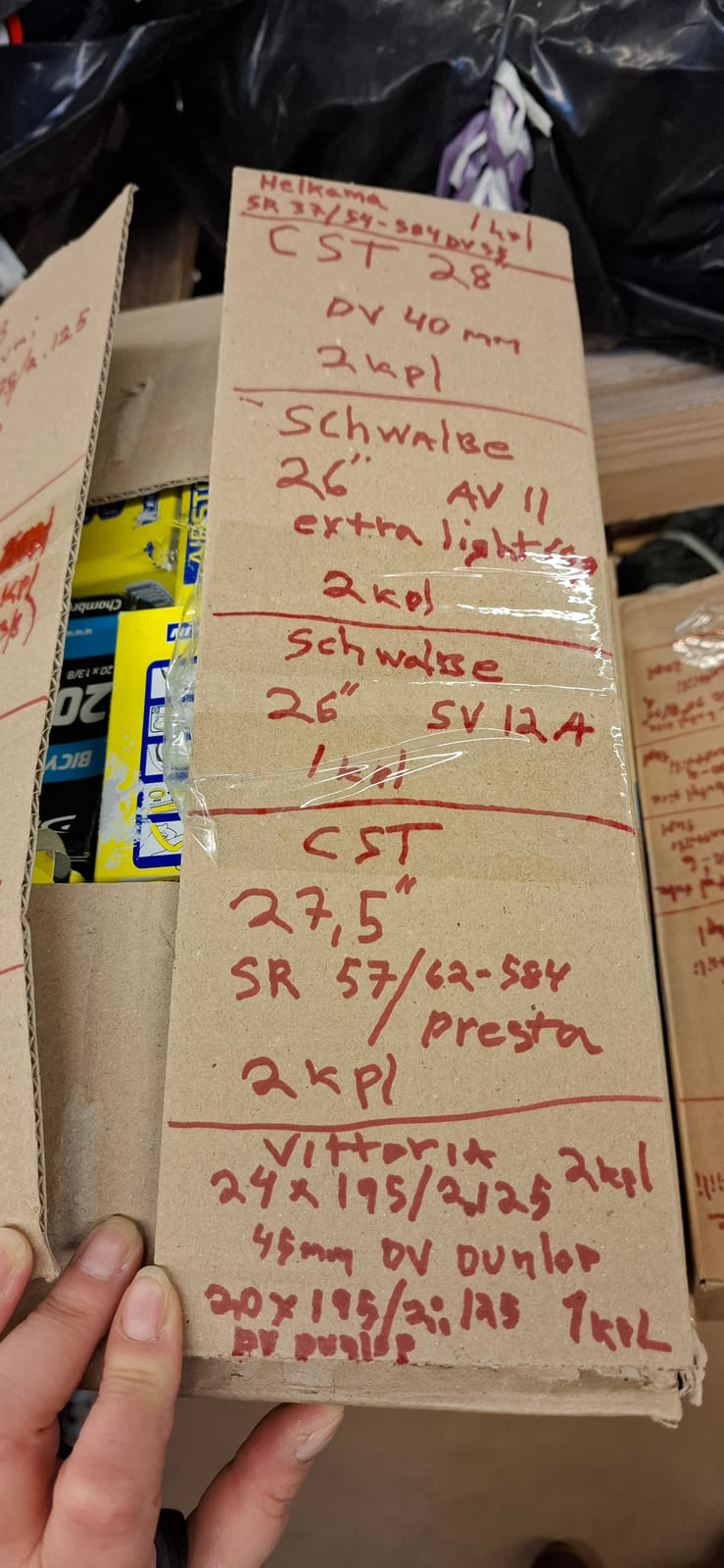konkurssihuutokaupassa Polkupyörän sisäkumit ja muut tarvikkeet