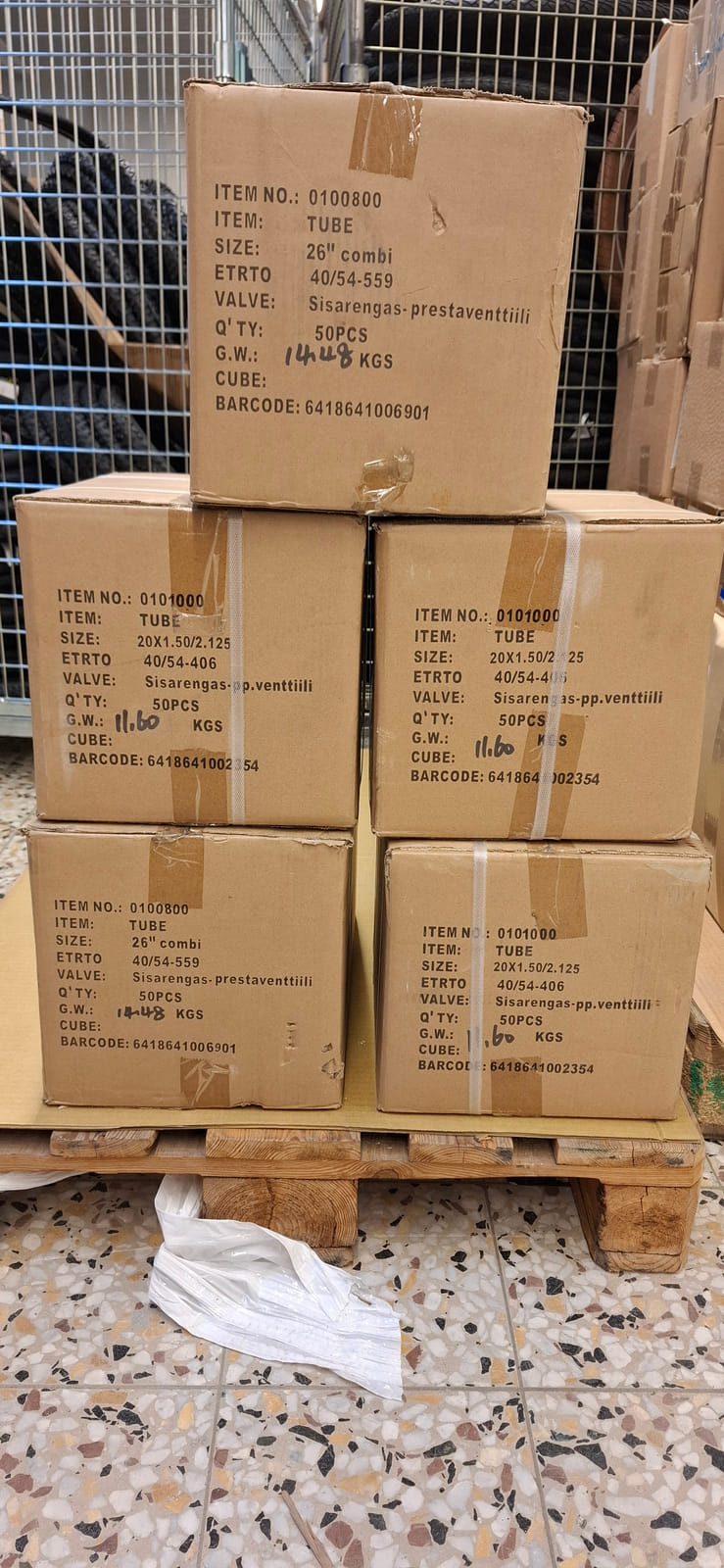 konkurssihuutokaupassa Polkupyörän sisäkumit ja muut tarvikkeet