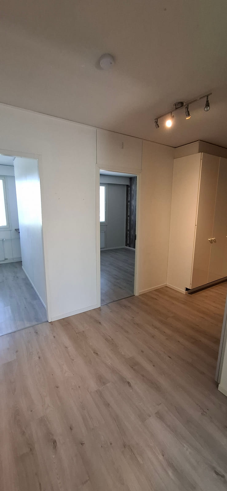 Kerrostalokaksio. Aarnenkatu 2, Hamina, HMJV Invest Oy -konkurssipesä (2814261-7)