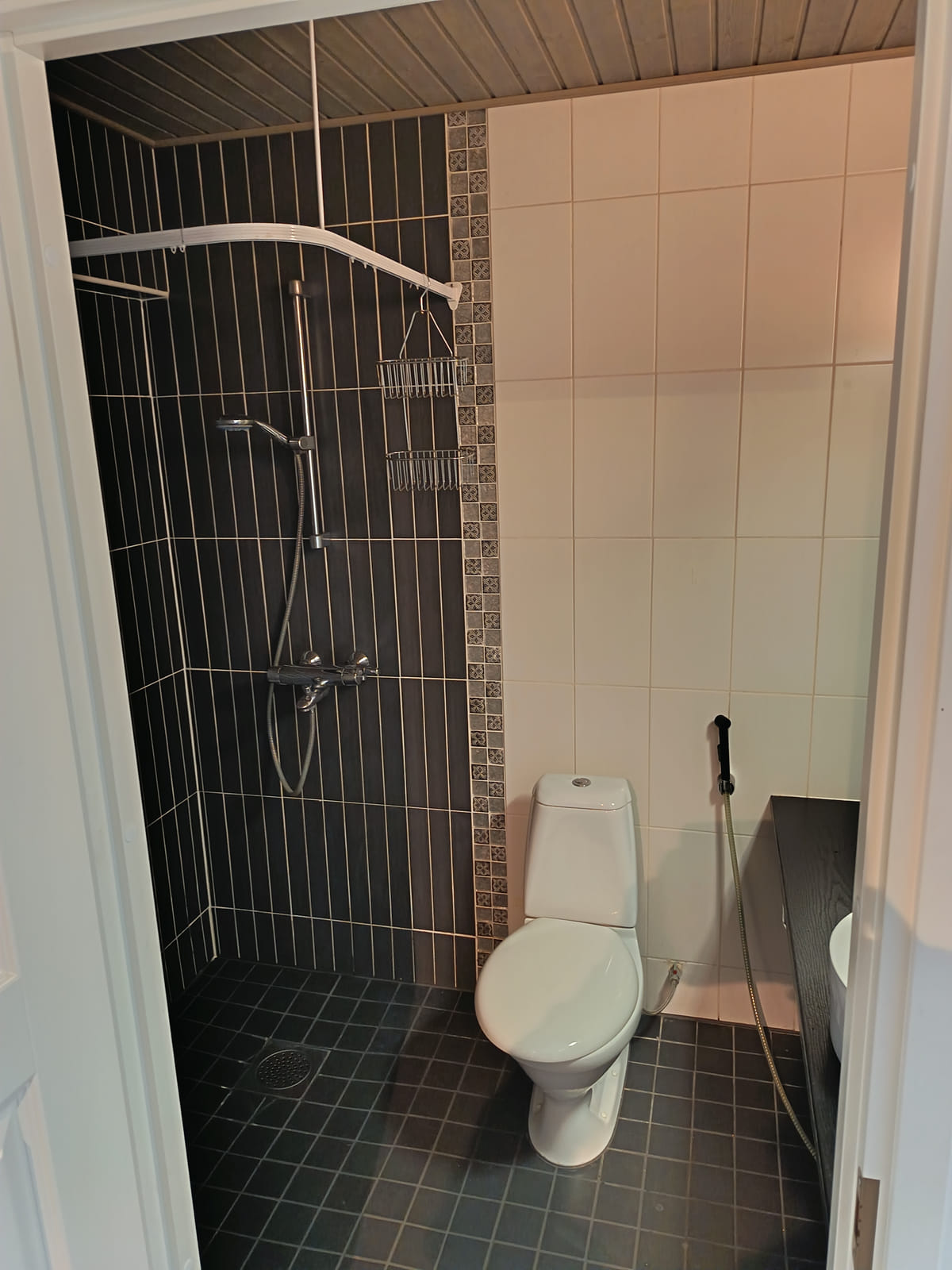 Kerrostalokaksio. Aarnenkatu 2, Hamina, HMJV Invest Oy -konkurssipesä (2814261-7)