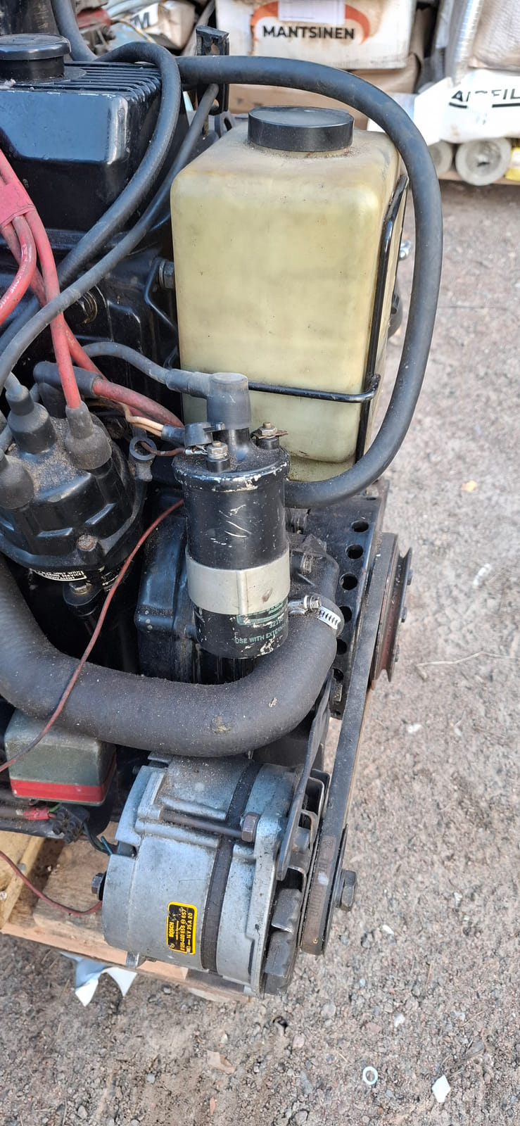 Kuolinpesä Heino myy  MerCruiser 470 -venemoottorin.