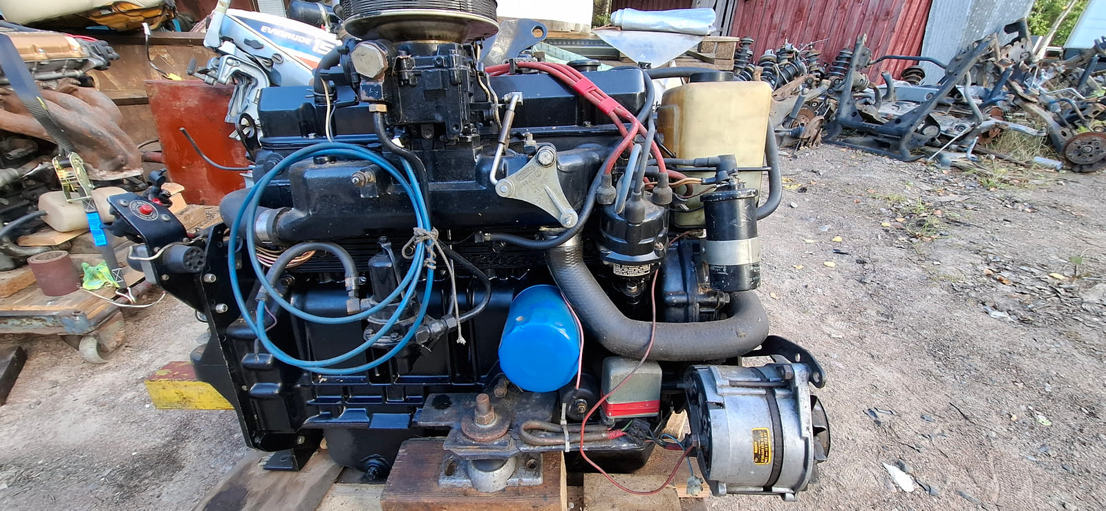 Kuolinpesä Heino myy  MerCruiser 470 -venemoottorin.