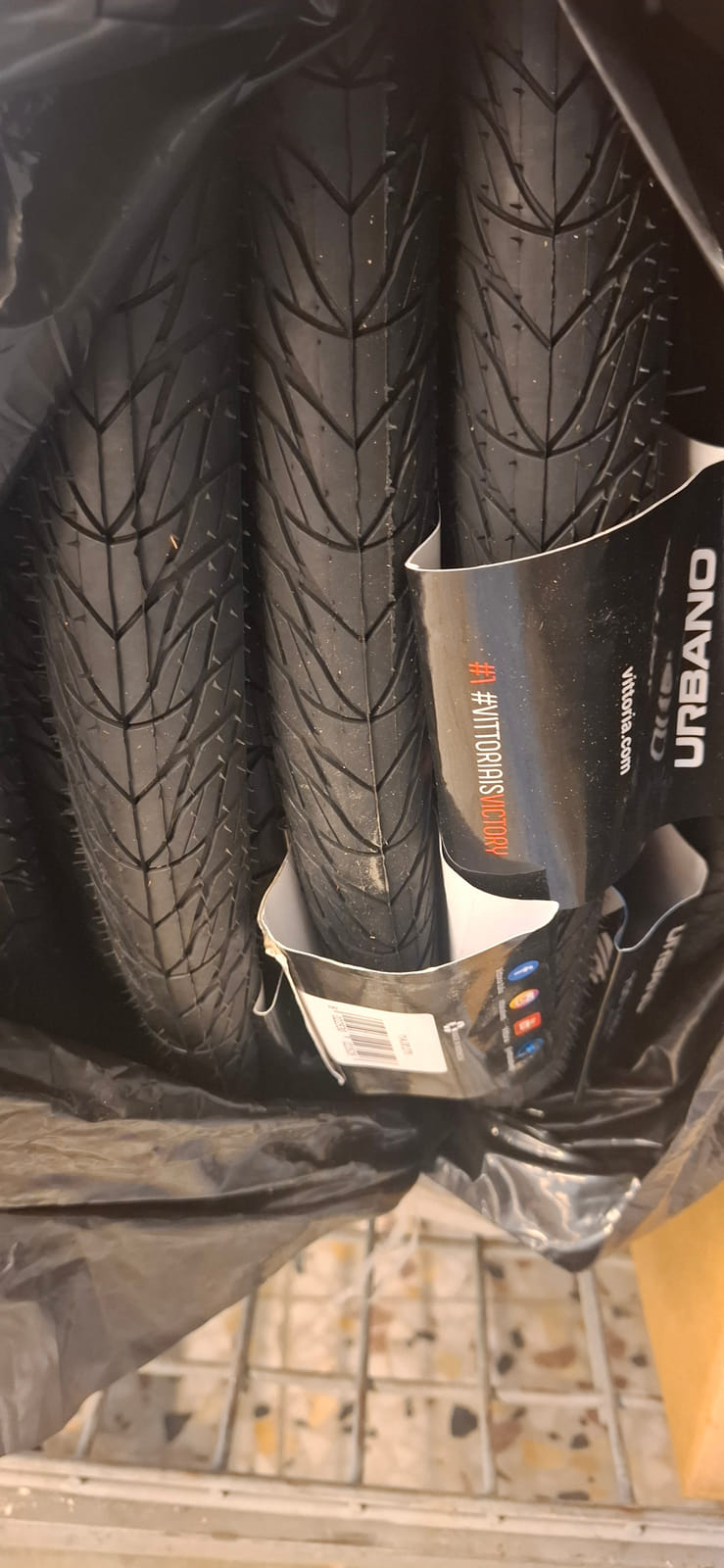 konkurssihuutokaupassa Sekalainen erä renkaita,lukkoja ja sisäkumeja