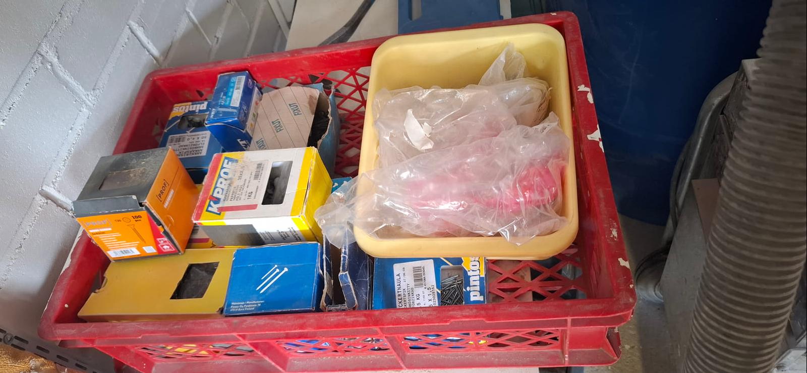 Laaja erä työkaluja, rakennustarvikkeita ja muuta irtaimistoa. Kohti Työtä ry (2610858-9) konkurssipesä.