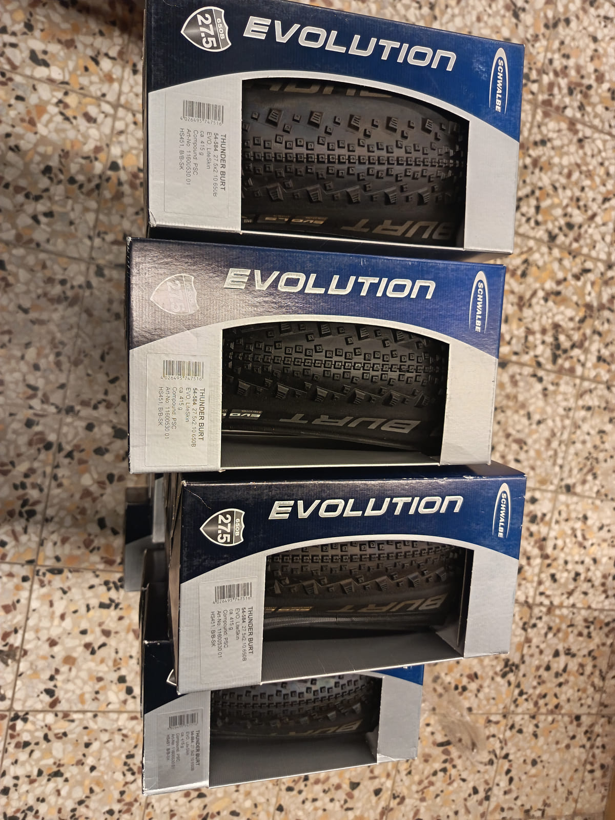 konkurssihuutokaupassa Erä Schwalbe Evolution -maastopyörän renkaita – 26”, 27,5” ja 29”. Esa T Tiainen Oy Oy (2820807-3) konkurssipesä