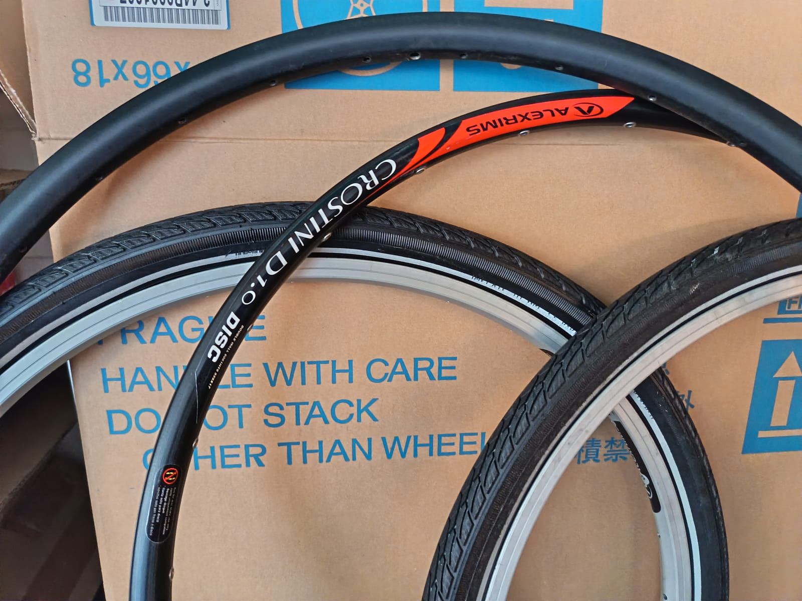 konkurssihuutokaupassa Erä polkupyörän kiekkoja, vannekehiä ja Shimano BB-UN300 -keskiölaakereita. Esa T Tiainen Oy Oy (2820807-3) konkurssipesä