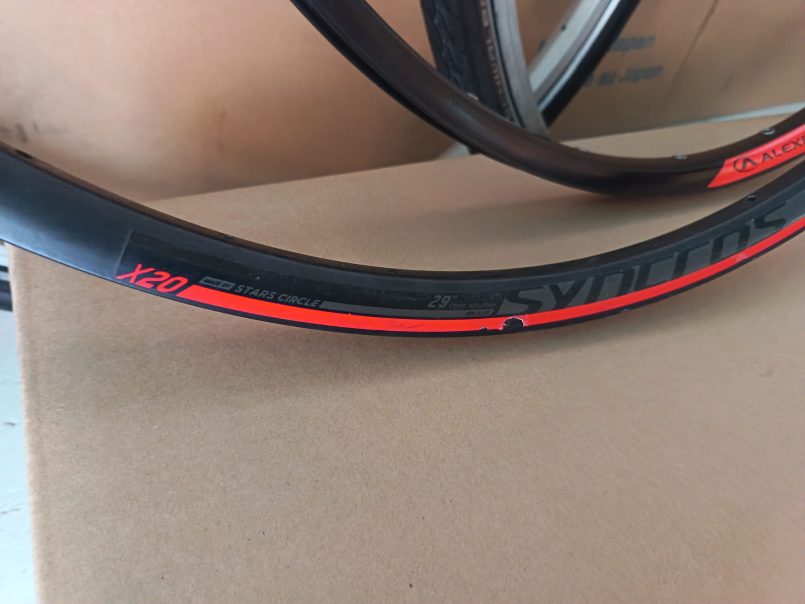 konkurssihuutokaupassa Erä polkupyörän kiekkoja, vannekehiä ja Shimano BB-UN300 -keskiölaakereita. Esa T Tiainen Oy Oy (2820807-3) konkurssipesä