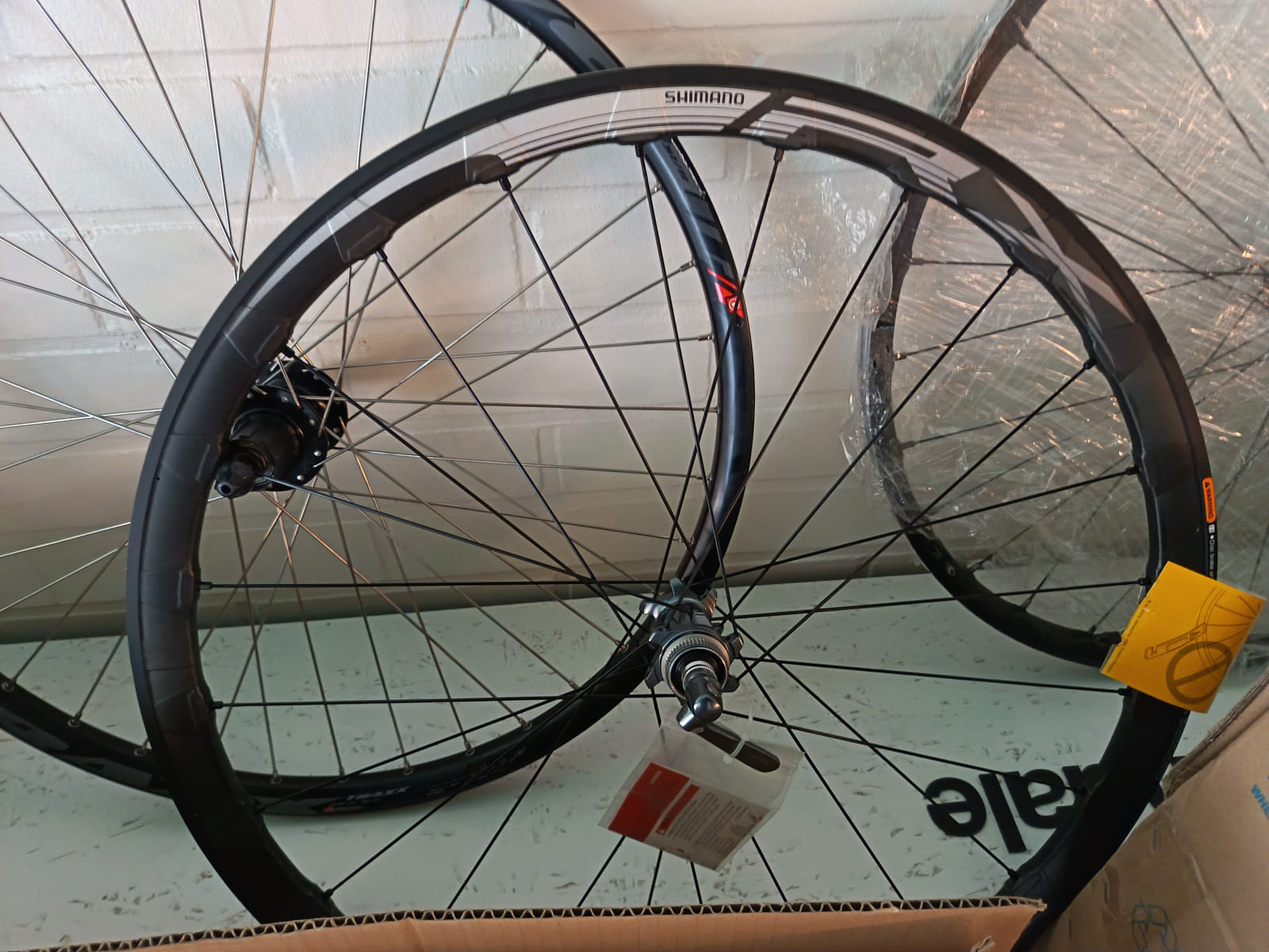 konkurssihuutokaupassa Erä polkupyörän kiekkoja, vannekehiä ja Shimano BB-UN300 -keskiölaakereita. Esa T Tiainen Oy Oy (2820807-3) konkurssipesä