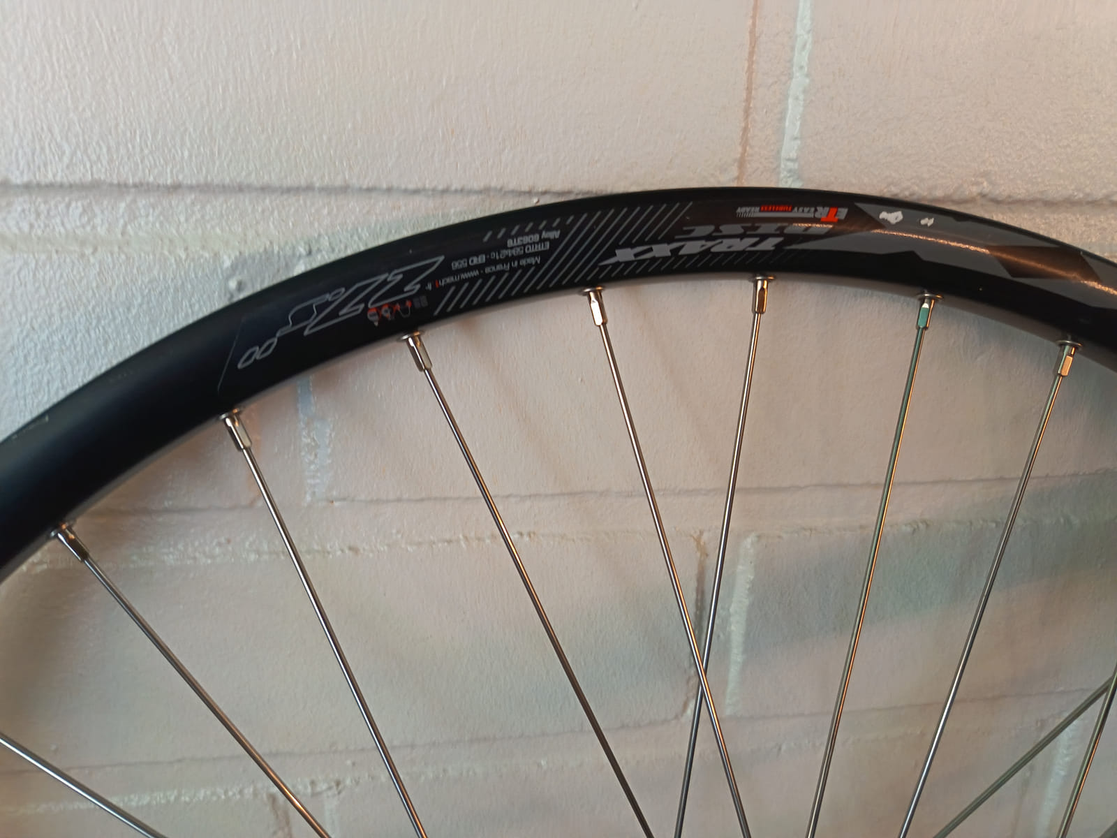 konkurssihuutokaupassa Erä polkupyörän kiekkoja, vannekehiä ja Shimano BB-UN300 -keskiölaakereita. Esa T Tiainen Oy Oy (2820807-3) konkurssipesä
