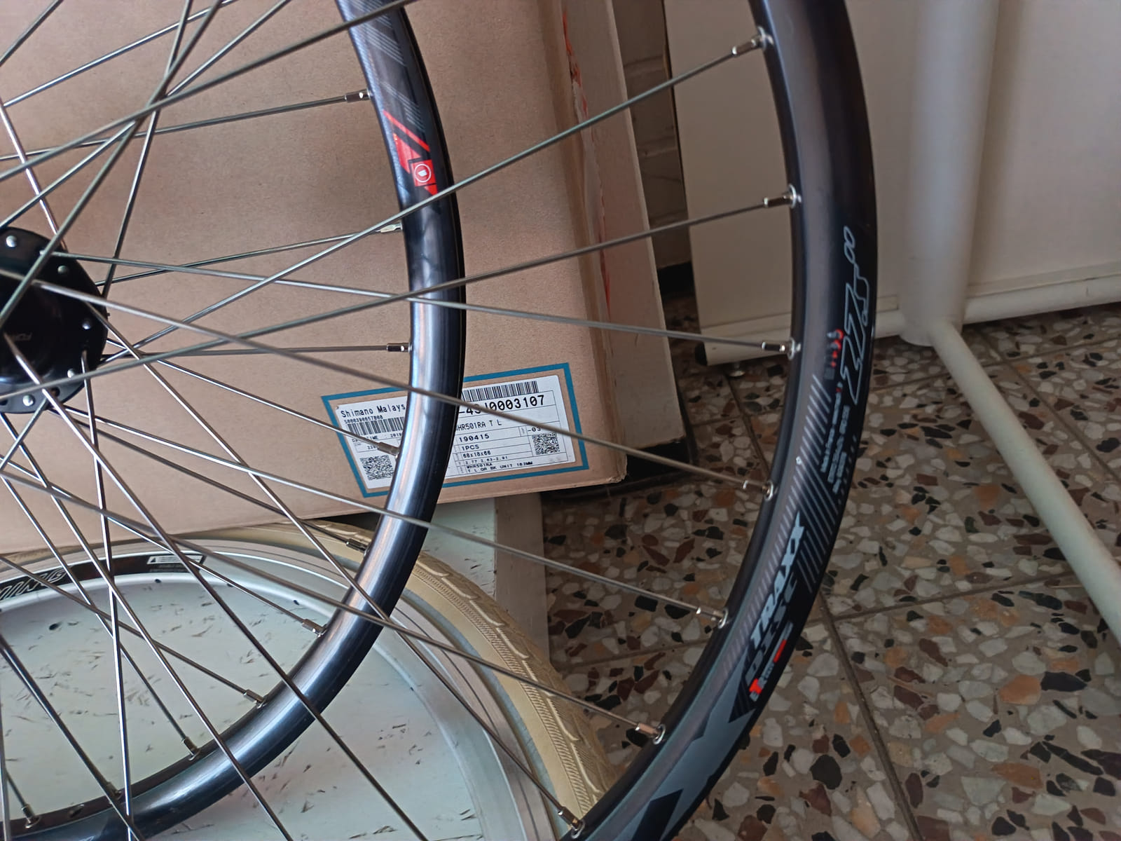 konkurssihuutokaupassa Erä polkupyörän kiekkoja, vannekehiä ja Shimano BB-UN300 -keskiölaakereita. Esa T Tiainen Oy Oy (2820807-3) konkurssipesä