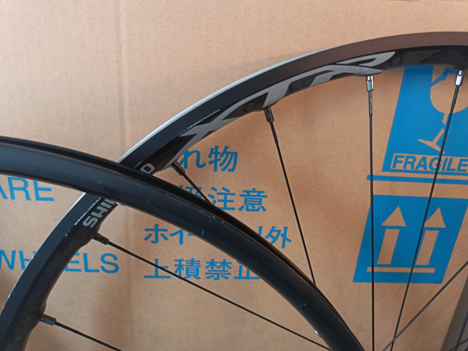 konkurssihuutokaupassa Erä polkupyörän kiekkoja, vannekehiä ja Shimano BB-UN300 -keskiölaakereita. Esa T Tiainen Oy Oy (2820807-3) konkurssipesä