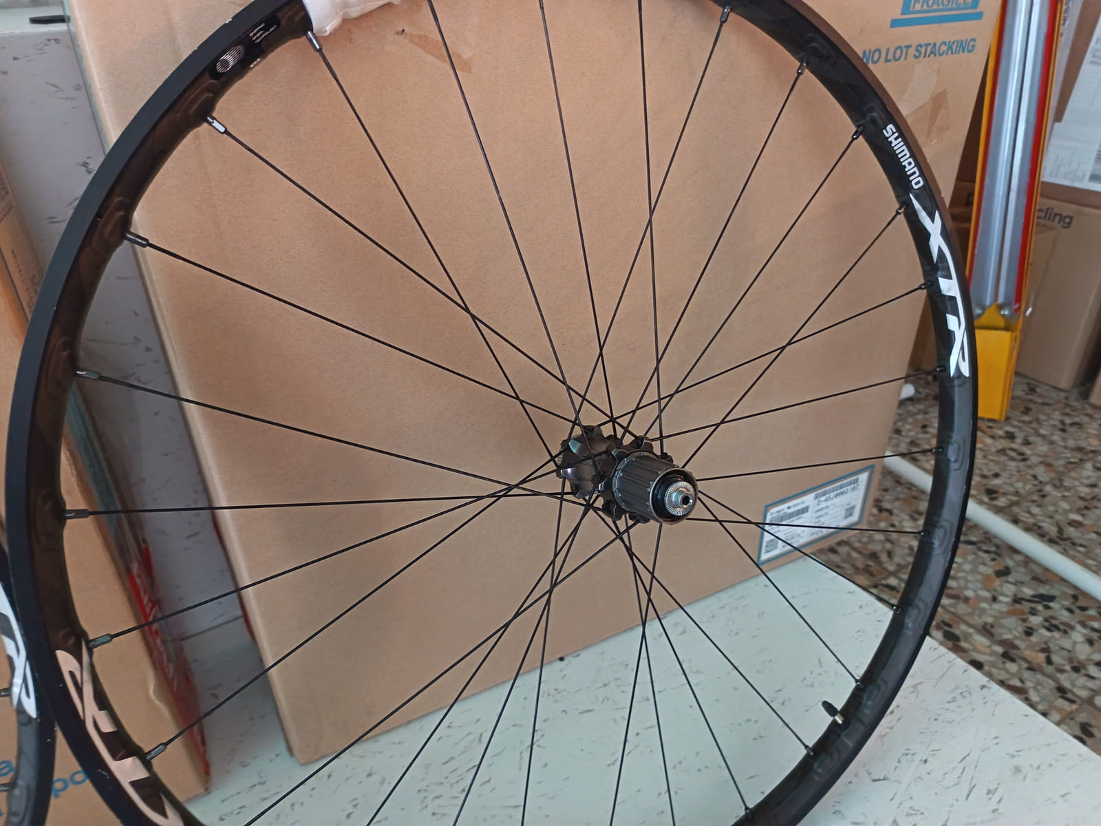 konkurssihuutokaupassa Erä polkupyörän kiekkoja, vannekehiä ja Shimano BB-UN300 -keskiölaakereita. Esa T Tiainen Oy Oy (2820807-3) konkurssipesä