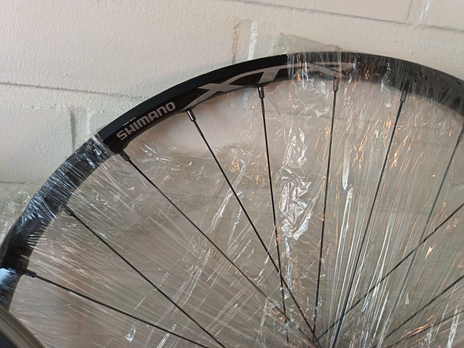 konkurssihuutokaupassa Erä polkupyörän kiekkoja, vannekehiä ja Shimano BB-UN300 -keskiölaakereita. Esa T Tiainen Oy Oy (2820807-3) konkurssipesä