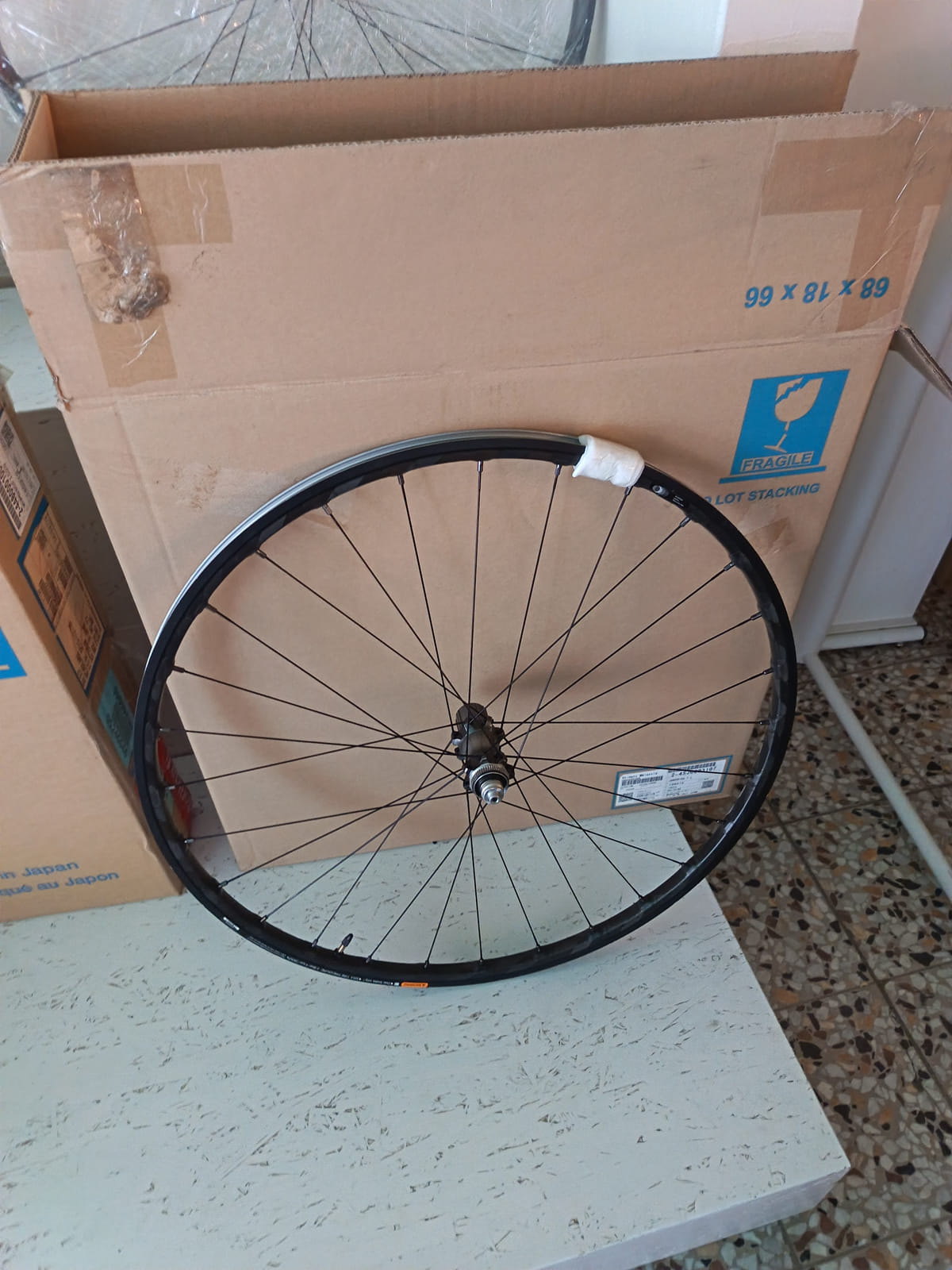 konkurssihuutokaupassa Erä polkupyörän kiekkoja, vannekehiä ja Shimano BB-UN300 -keskiölaakereita. Esa T Tiainen Oy Oy (2820807-3) konkurssipesä