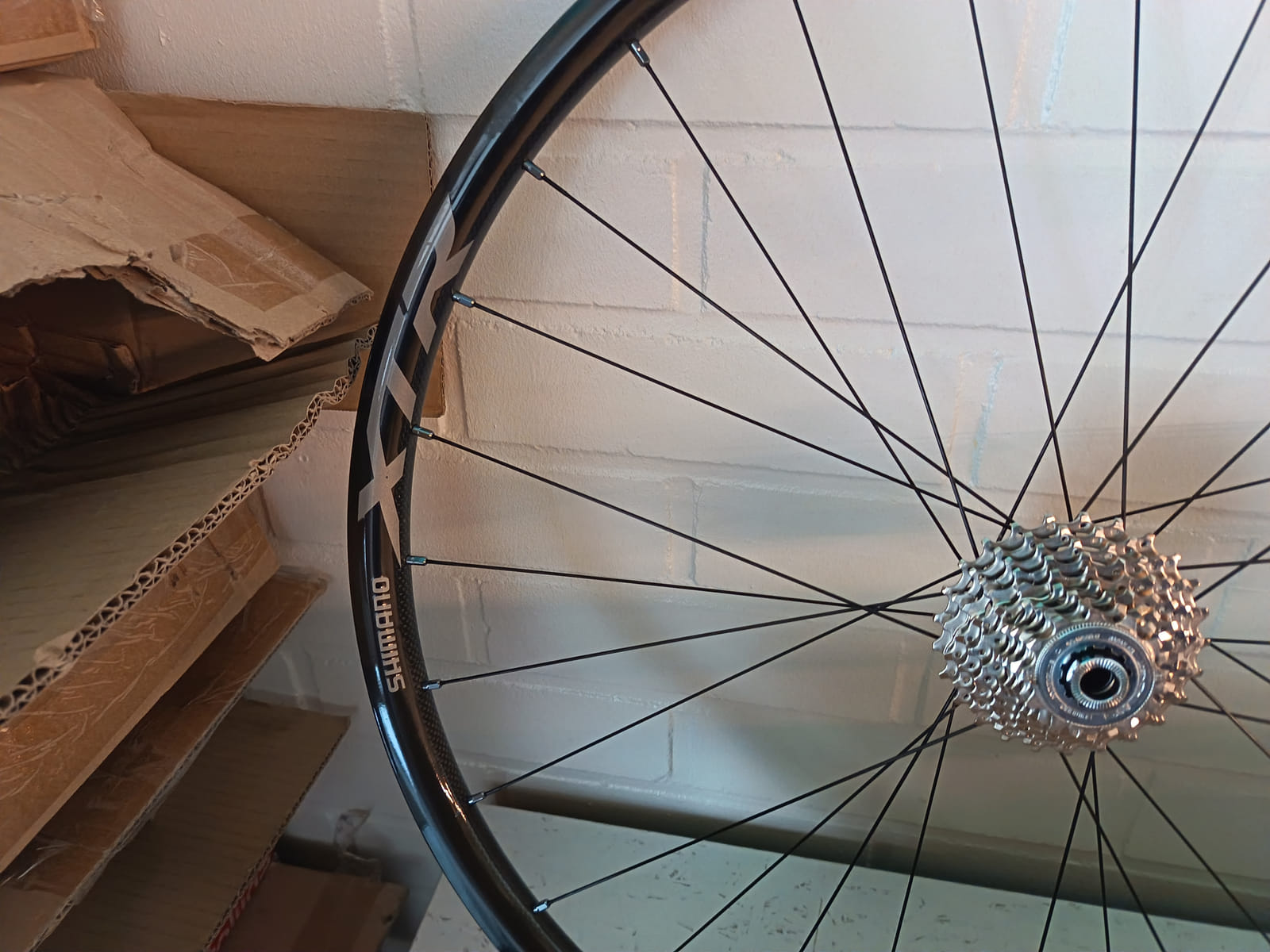 konkurssihuutokaupassa Erä polkupyörän kiekkoja, vannekehiä ja Shimano BB-UN300 -keskiölaakereita. Esa T Tiainen Oy Oy (2820807-3) konkurssipesä