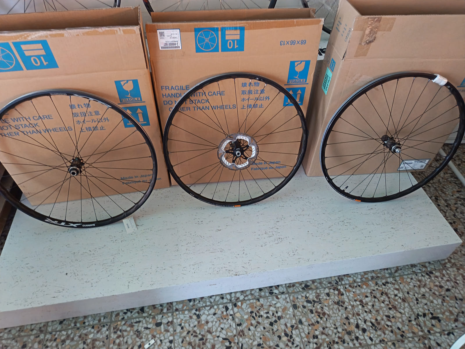 konkurssihuutokaupassa Erä polkupyörän kiekkoja, vannekehiä ja Shimano BB-UN300 -keskiölaakereita. Esa T Tiainen Oy Oy (2820807-3) konkurssipesä