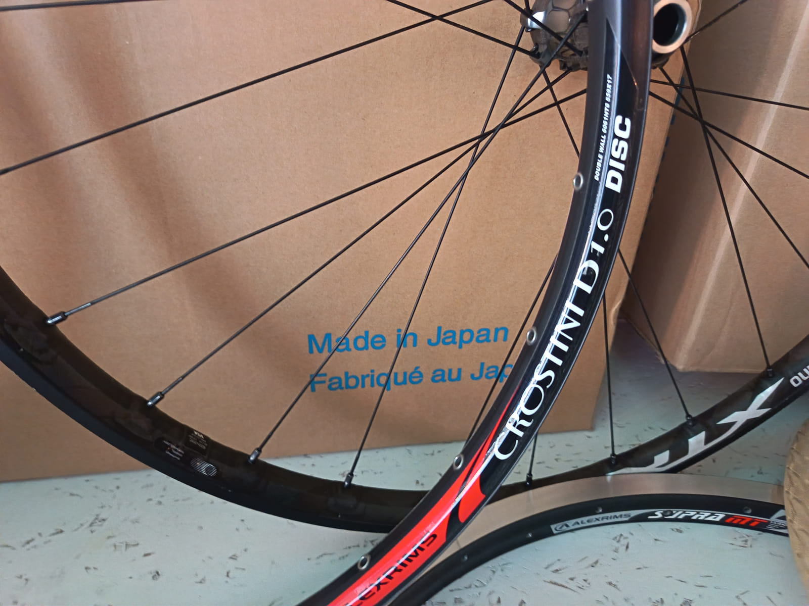 konkurssihuutokaupassa Erä polkupyörän kiekkoja, vannekehiä ja Shimano BB-UN300 -keskiölaakereita. Esa T Tiainen Oy Oy (2820807-3) konkurssipesä