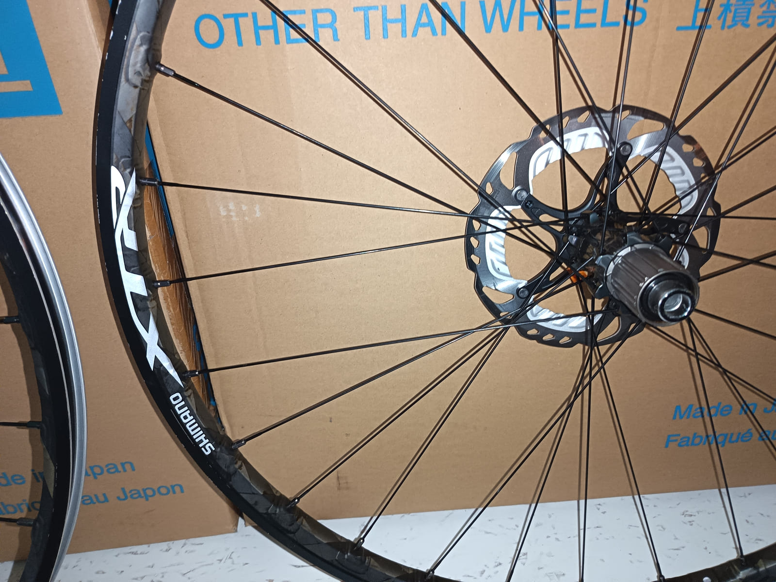 konkurssihuutokaupassa Erä polkupyörän kiekkoja, vannekehiä ja Shimano BB-UN300 -keskiölaakereita. Esa T Tiainen Oy Oy (2820807-3) konkurssipesä