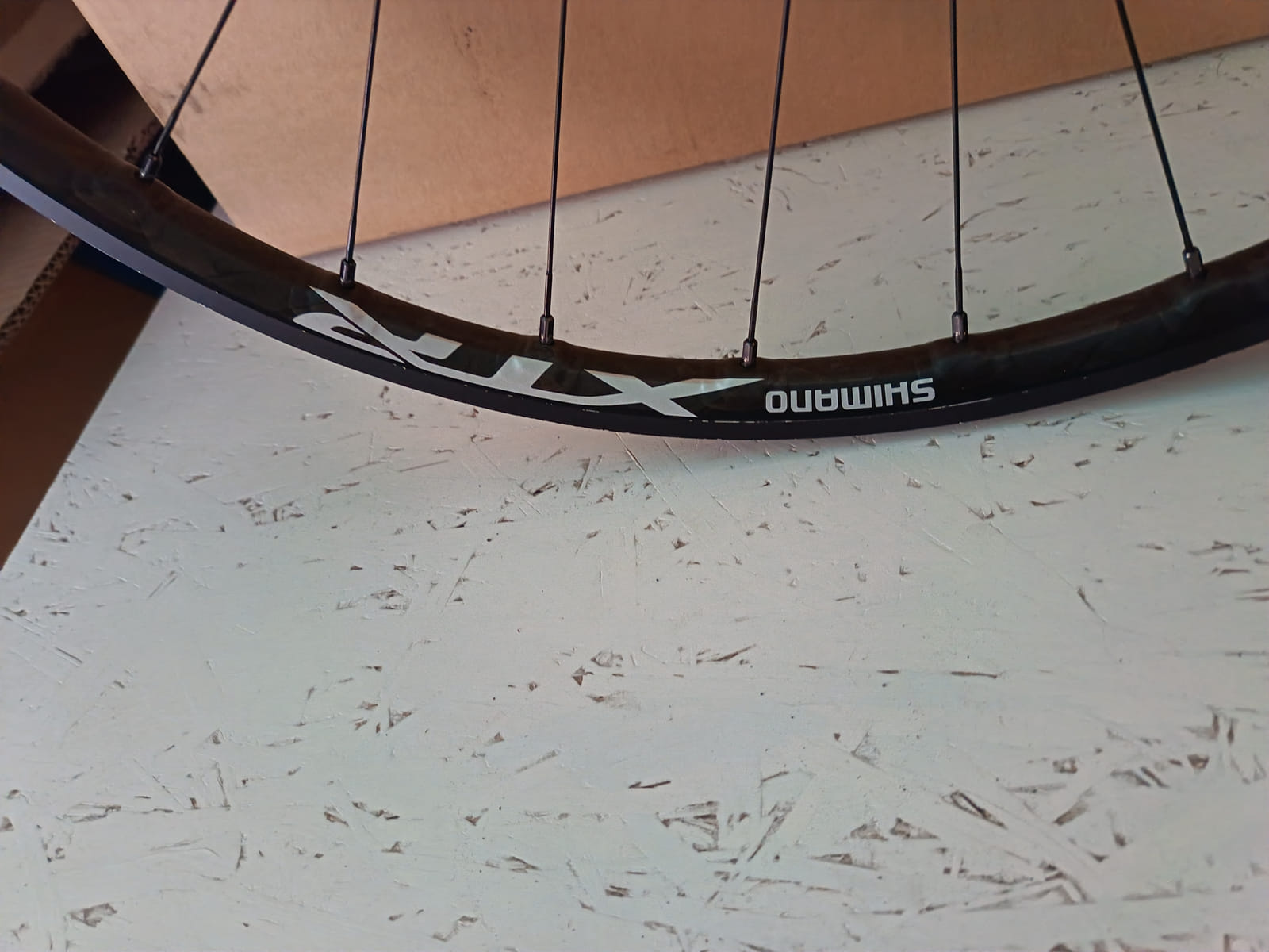 konkurssihuutokaupassa Erä polkupyörän kiekkoja, vannekehiä ja Shimano BB-UN300 -keskiölaakereita. Esa T Tiainen Oy Oy (2820807-3) konkurssipesä