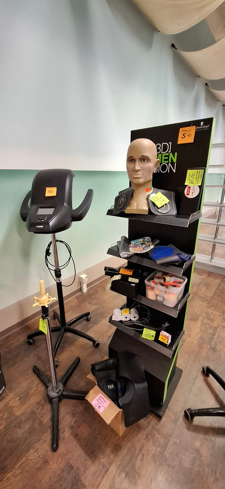 Parturikampaamon loppuirtaimisto . Hiustropiikki Oy 1024660-2 konkurssipesä