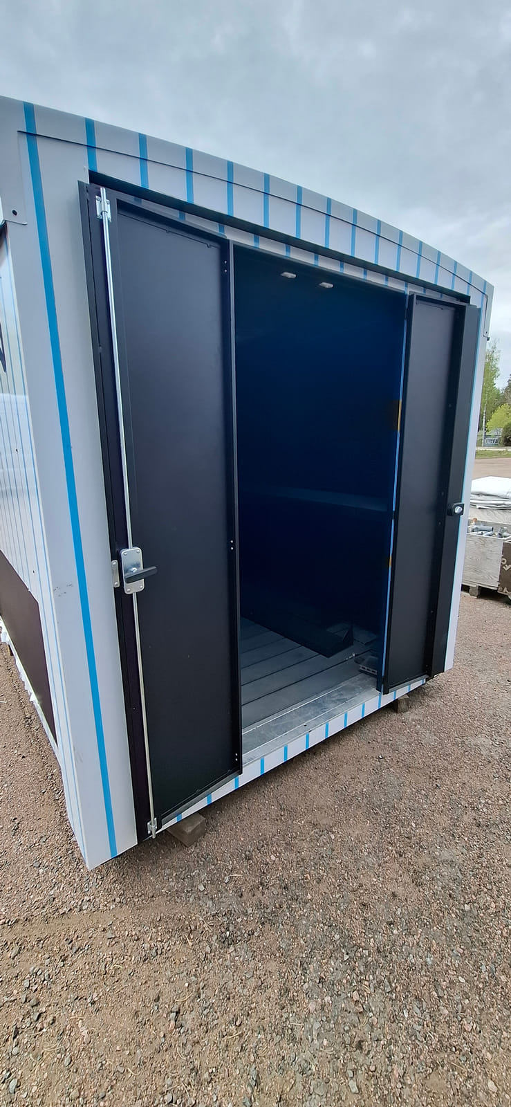 Top box- siirrettövä myyntikoju. BDB Finland Oy konkurssipesä 3426528-5