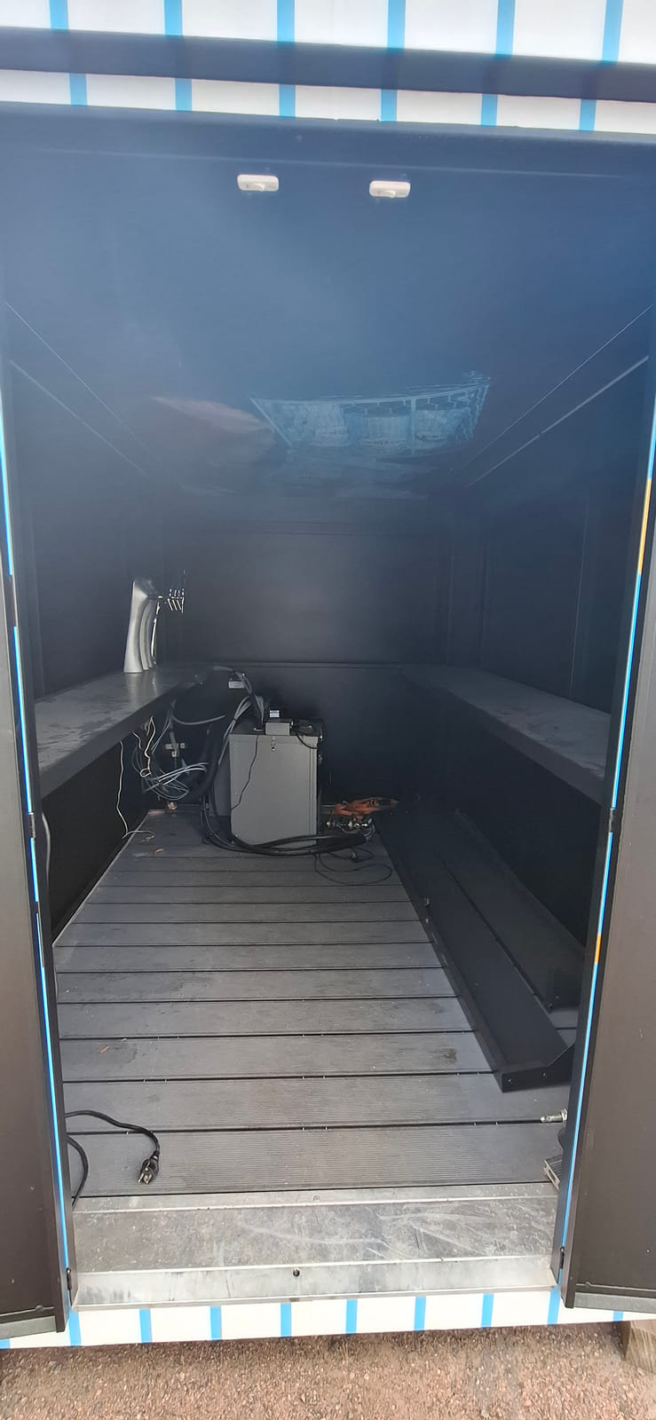 Top box- siirrettövä myyntikoju. BDB Finland Oy konkurssipesä 3426528-5