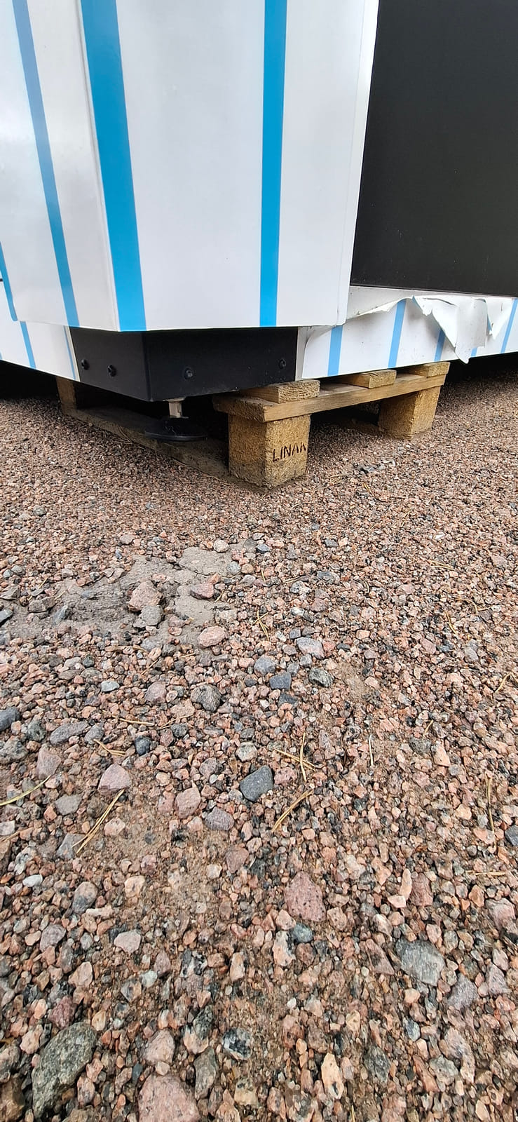 Top box- siirrettövä myyntikoju. BDB Finland Oy konkurssipesä 3426528-5