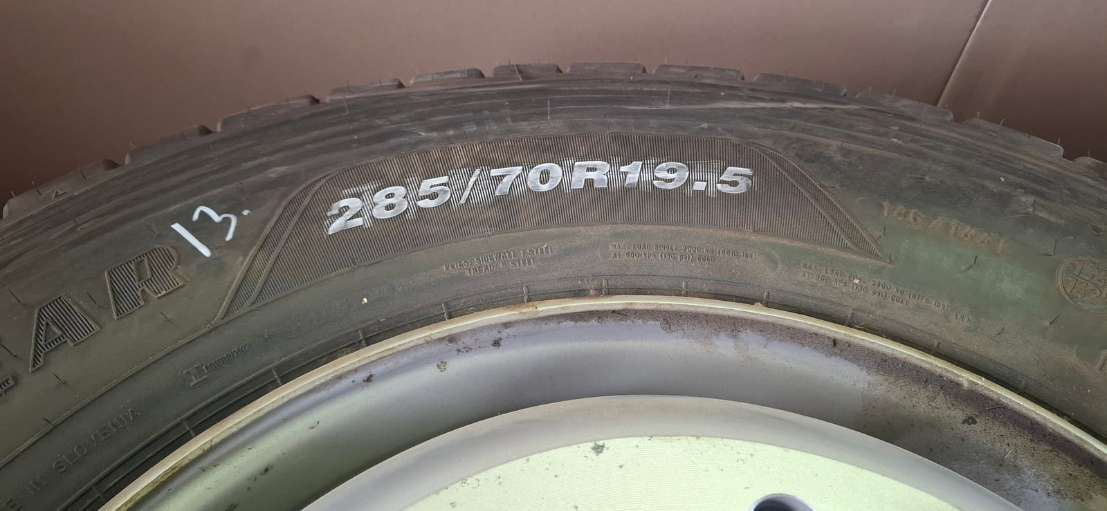 Kuorma-auton renkaat Erä13.MPT-Jakelu Oy konkurssipesä (2680888-4)