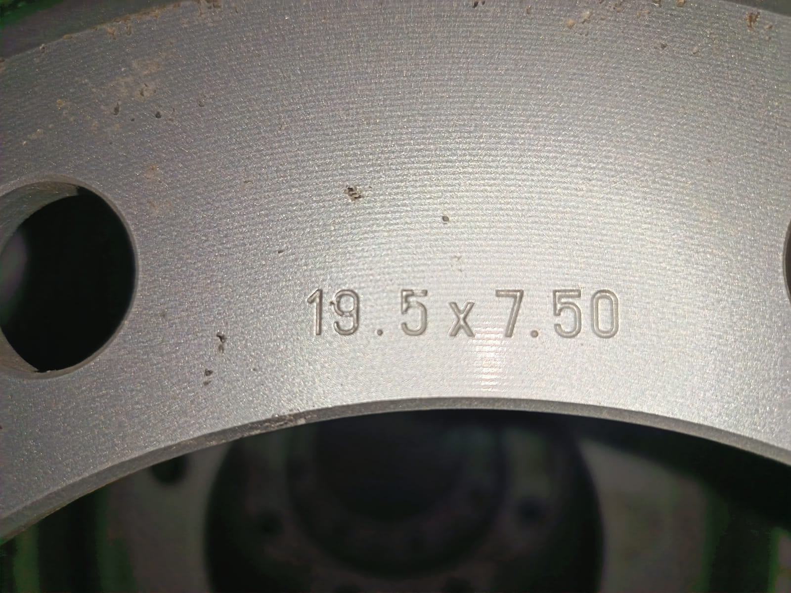 Kuorma-auton renkaat Erä13.MPT-Jakelu Oy konkurssipesä (2680888-4)