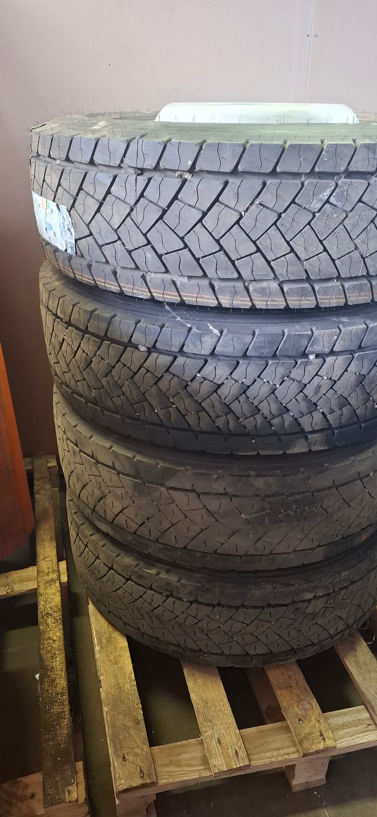Kuorma-auton renkaat Erä13.MPT-Jakelu Oy konkurssipesä (2680888-4)