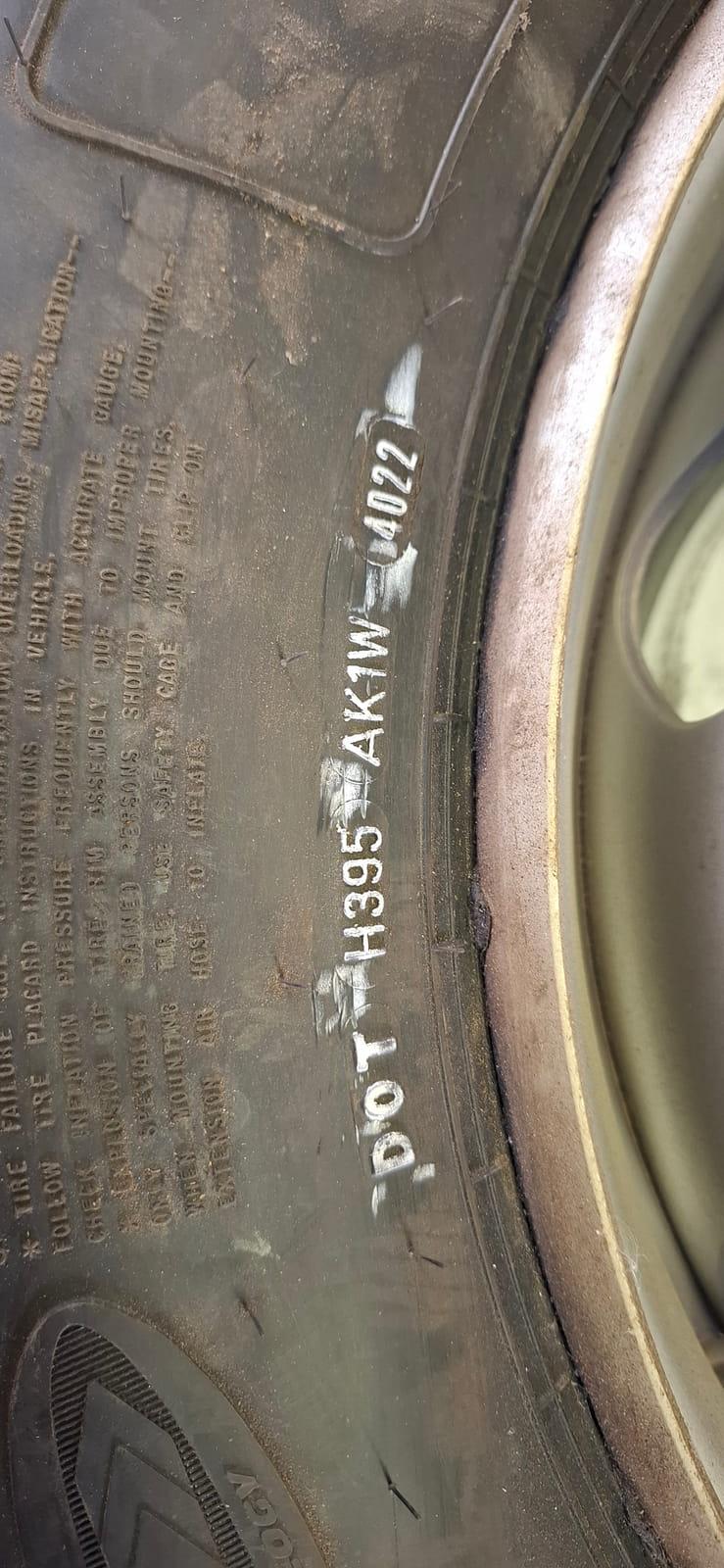 Kuorma-auton renkaat Erä13.MPT-Jakelu Oy konkurssipesä (2680888-4)