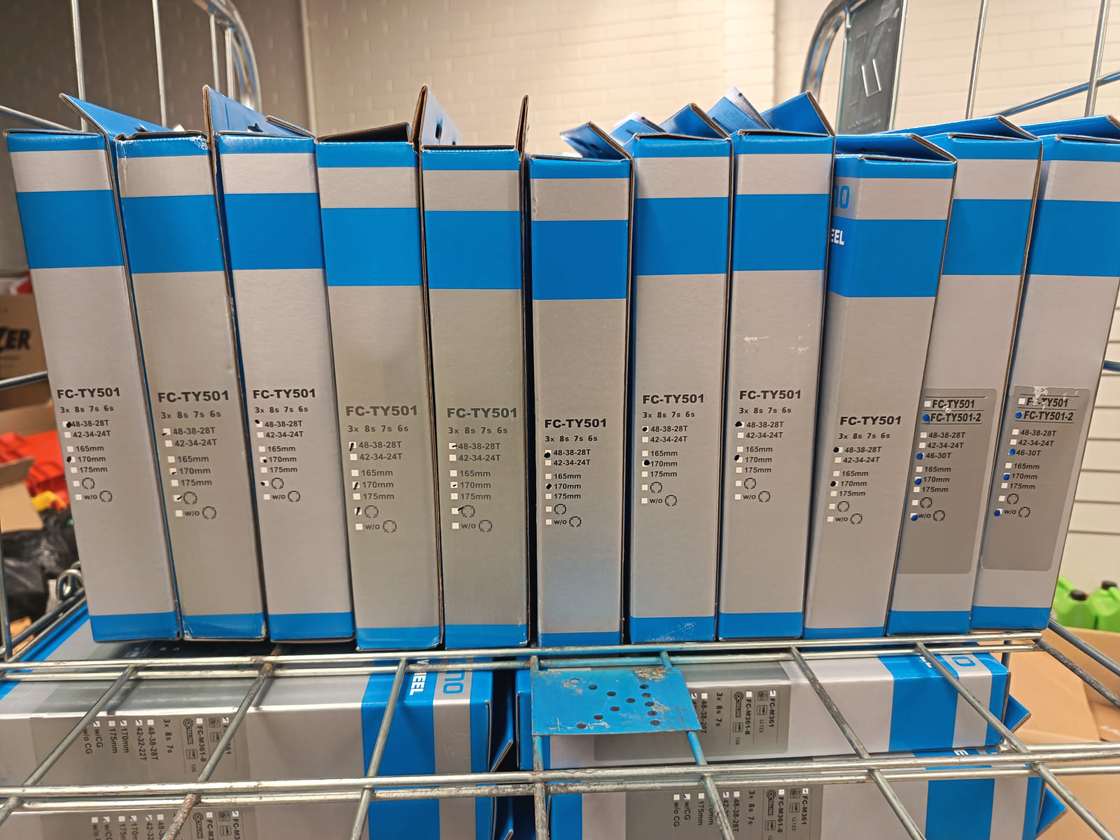 konkurssihuutokaupassa Erä Shimano-polkupyörän kampisarjoja ja eturattaita alkuperäispakkauksissa. Esa T Tiainen Oy  Oy (2820807-3) konkurssipesä