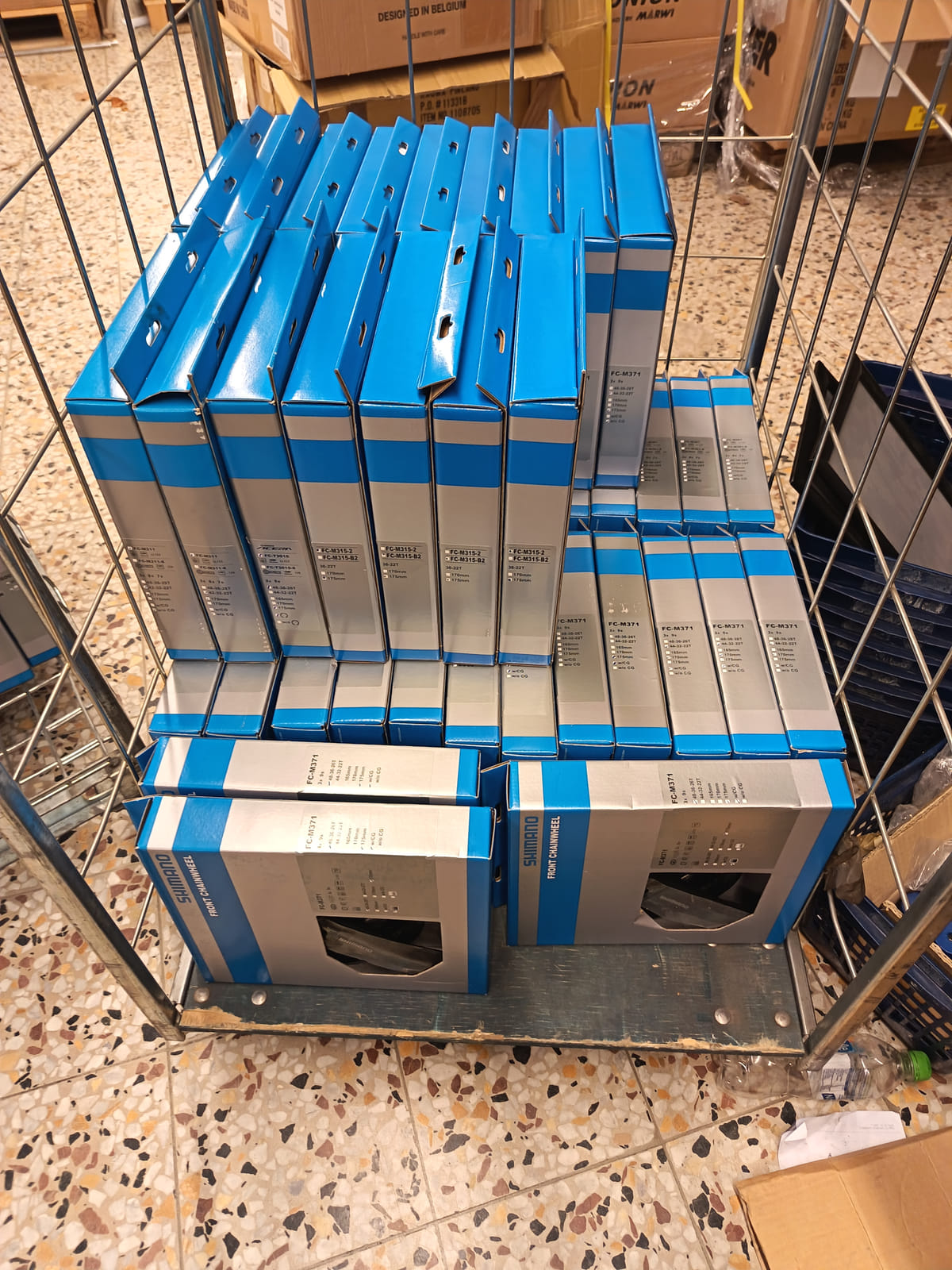 konkurssihuutokaupassa Erä Shimano-polkupyörän kampisarjoja ja eturattaita alkuperäispakkauksissa. Esa T Tiainen Oy  Oy (2820807-3) konkurssipesä