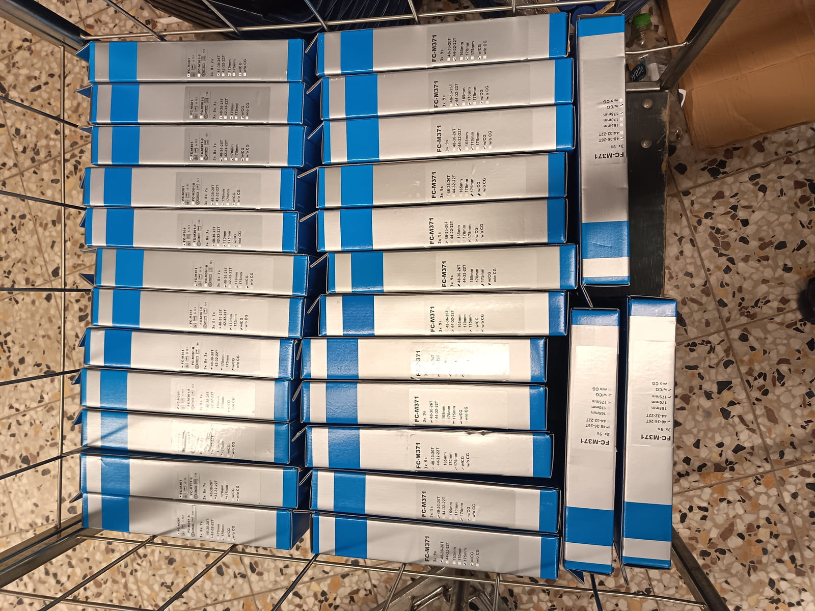 konkurssihuutokaupassa Erä Shimano-polkupyörän kampisarjoja ja eturattaita alkuperäispakkauksissa. Esa T Tiainen Oy  Oy (2820807-3) konkurssipesä