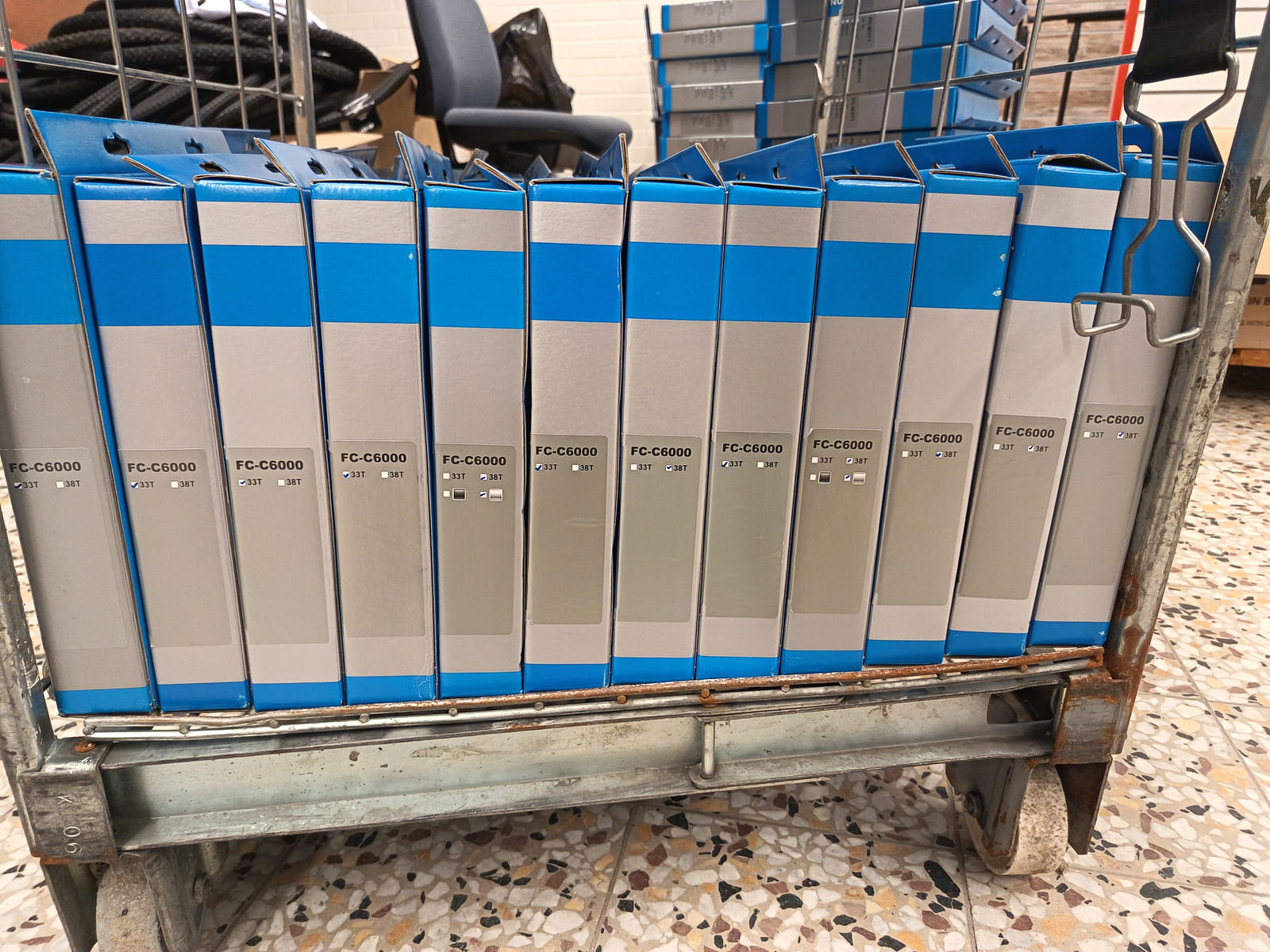 konkurssihuutokaupassa Erä Shimano-polkupyörän kampisarjoja ja eturattaita alkuperäispakkauksissa. Esa T Tiainen Oy  Oy (2820807-3) konkurssipesä