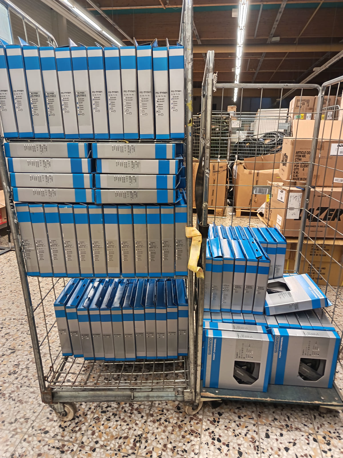 konkurssihuutokaupassa Erä Shimano-polkupyörän kampisarjoja ja eturattaita alkuperäispakkauksissa. Esa T Tiainen Oy  Oy (2820807-3) konkurssipesä