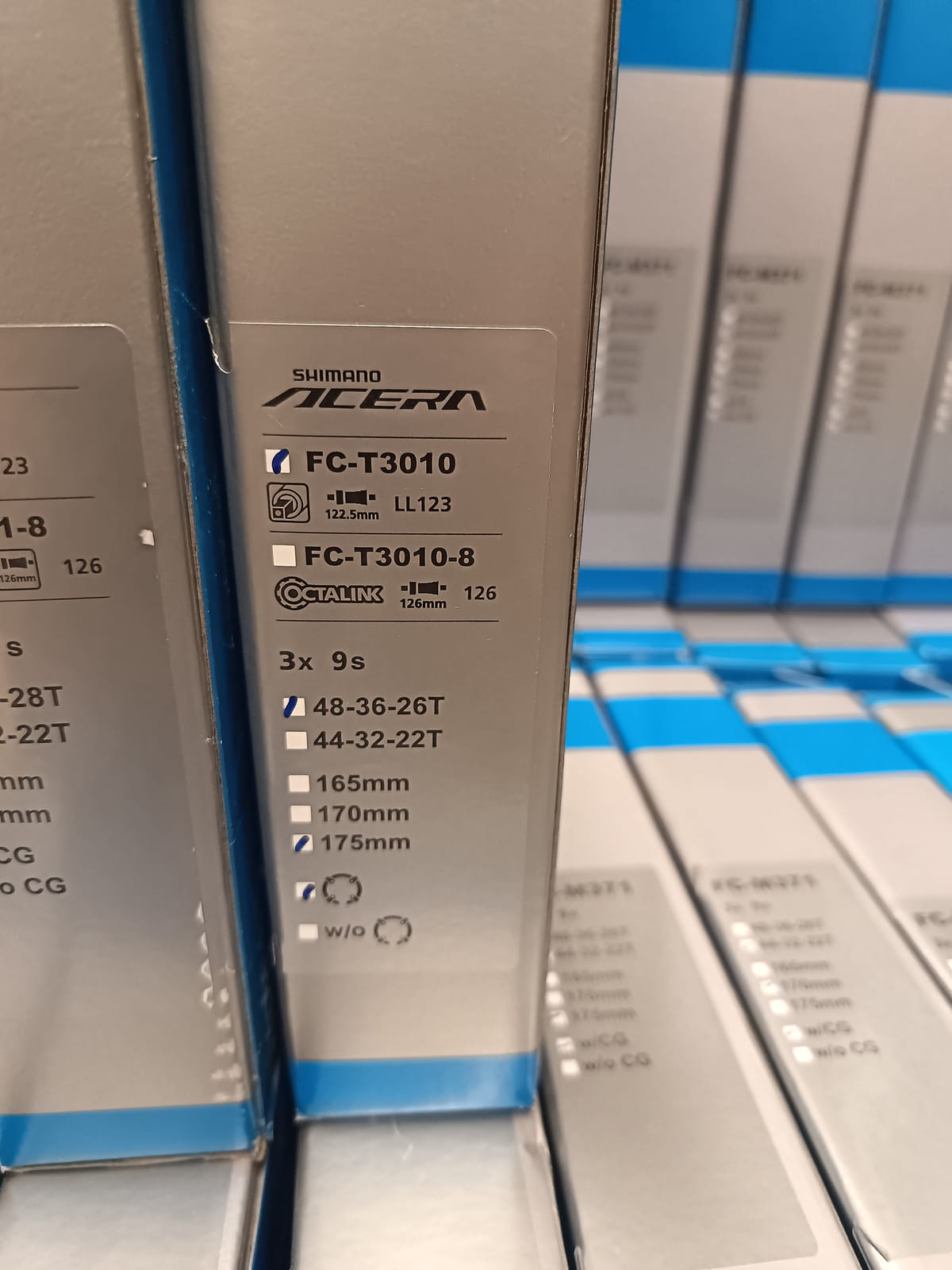 konkurssihuutokaupassa Erä Shimano-polkupyörän kampisarjoja ja eturattaita alkuperäispakkauksissa. Esa T Tiainen Oy  Oy (2820807-3) konkurssipesä