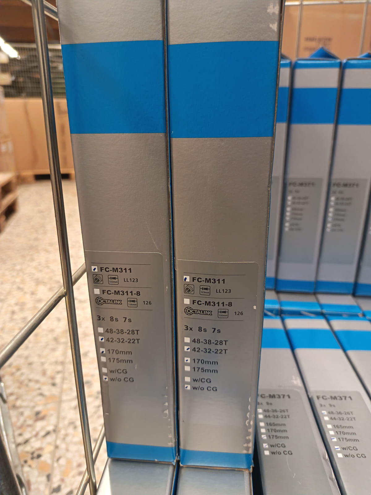 konkurssihuutokaupassa Erä Shimano-polkupyörän kampisarjoja ja eturattaita alkuperäispakkauksissa. Esa T Tiainen Oy  Oy (2820807-3) konkurssipesä