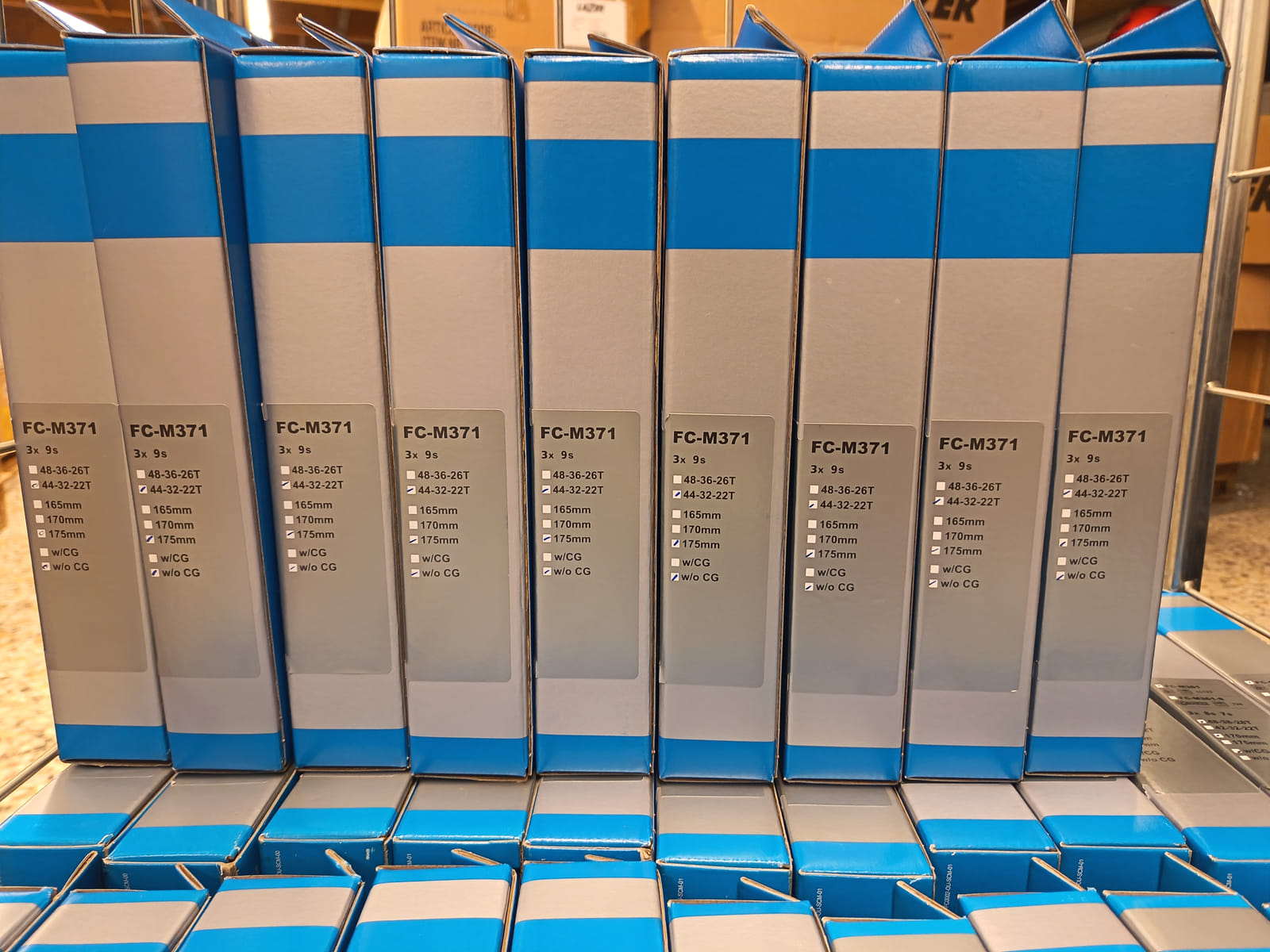 konkurssihuutokaupassa Erä Shimano-polkupyörän kampisarjoja ja eturattaita alkuperäispakkauksissa. Esa T Tiainen Oy  Oy (2820807-3) konkurssipesä