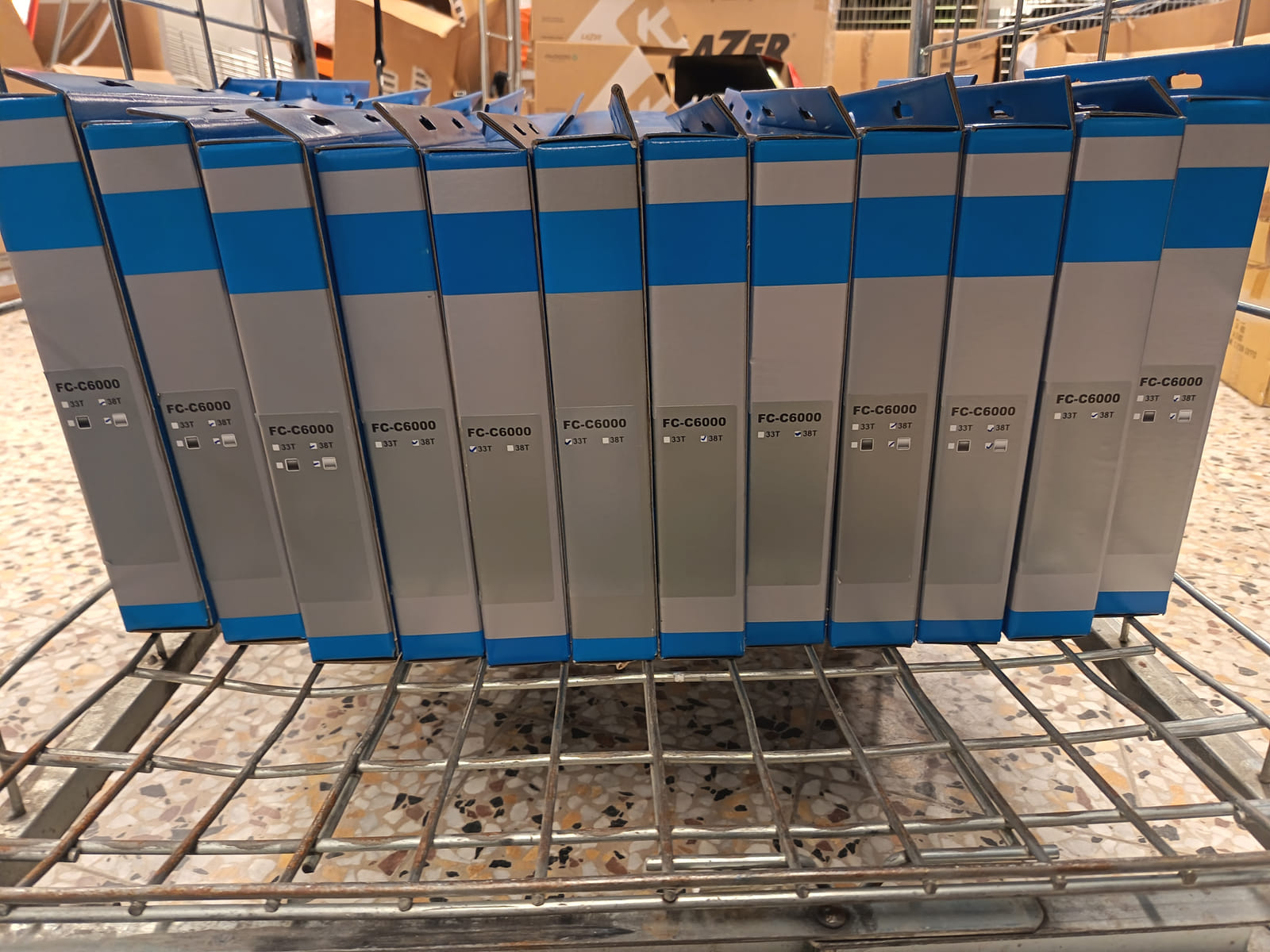 konkurssihuutokaupassa Erä Shimano-polkupyörän kampisarjoja ja eturattaita alkuperäispakkauksissa. Esa T Tiainen Oy  Oy (2820807-3) konkurssipesä