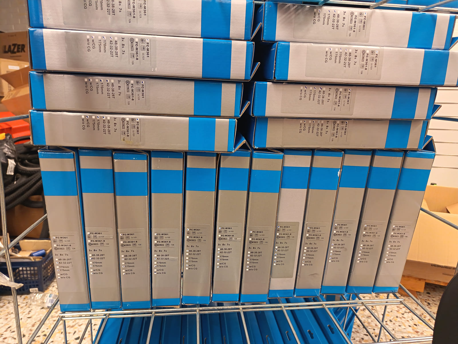 konkurssihuutokaupassa Erä Shimano-polkupyörän kampisarjoja ja eturattaita alkuperäispakkauksissa. Esa T Tiainen Oy  Oy (2820807-3) konkurssipesä