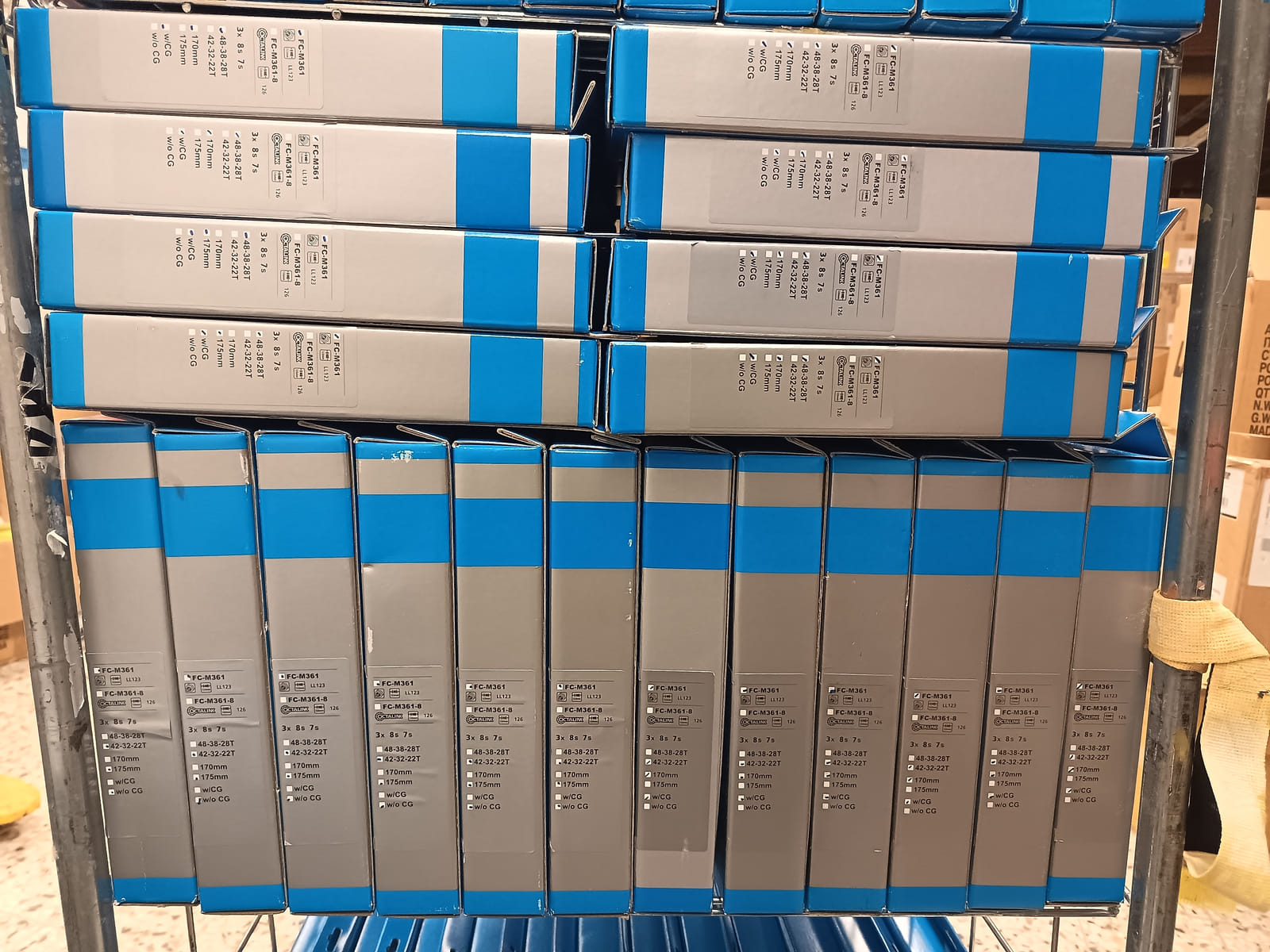 konkurssihuutokaupassa Erä Shimano-polkupyörän kampisarjoja ja eturattaita alkuperäispakkauksissa. Esa T Tiainen Oy  Oy (2820807-3) konkurssipesä