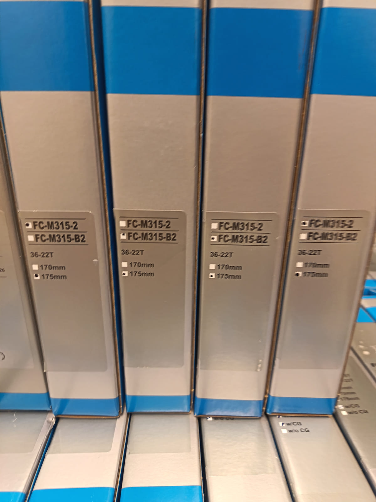 konkurssihuutokaupassa Erä Shimano-polkupyörän kampisarjoja ja eturattaita alkuperäispakkauksissa. Esa T Tiainen Oy  Oy (2820807-3) konkurssipesä