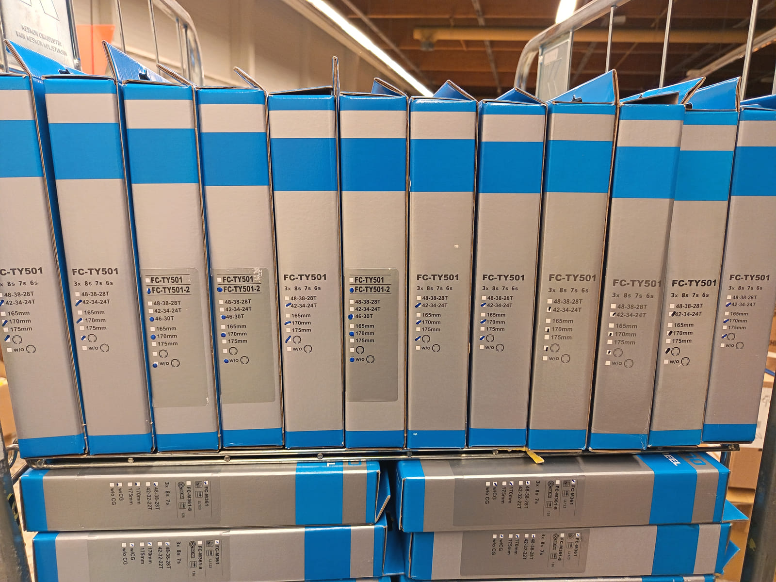 konkurssihuutokaupassa Erä Shimano-polkupyörän kampisarjoja ja eturattaita alkuperäispakkauksissa. Esa T Tiainen Oy  Oy (2820807-3) konkurssipesä