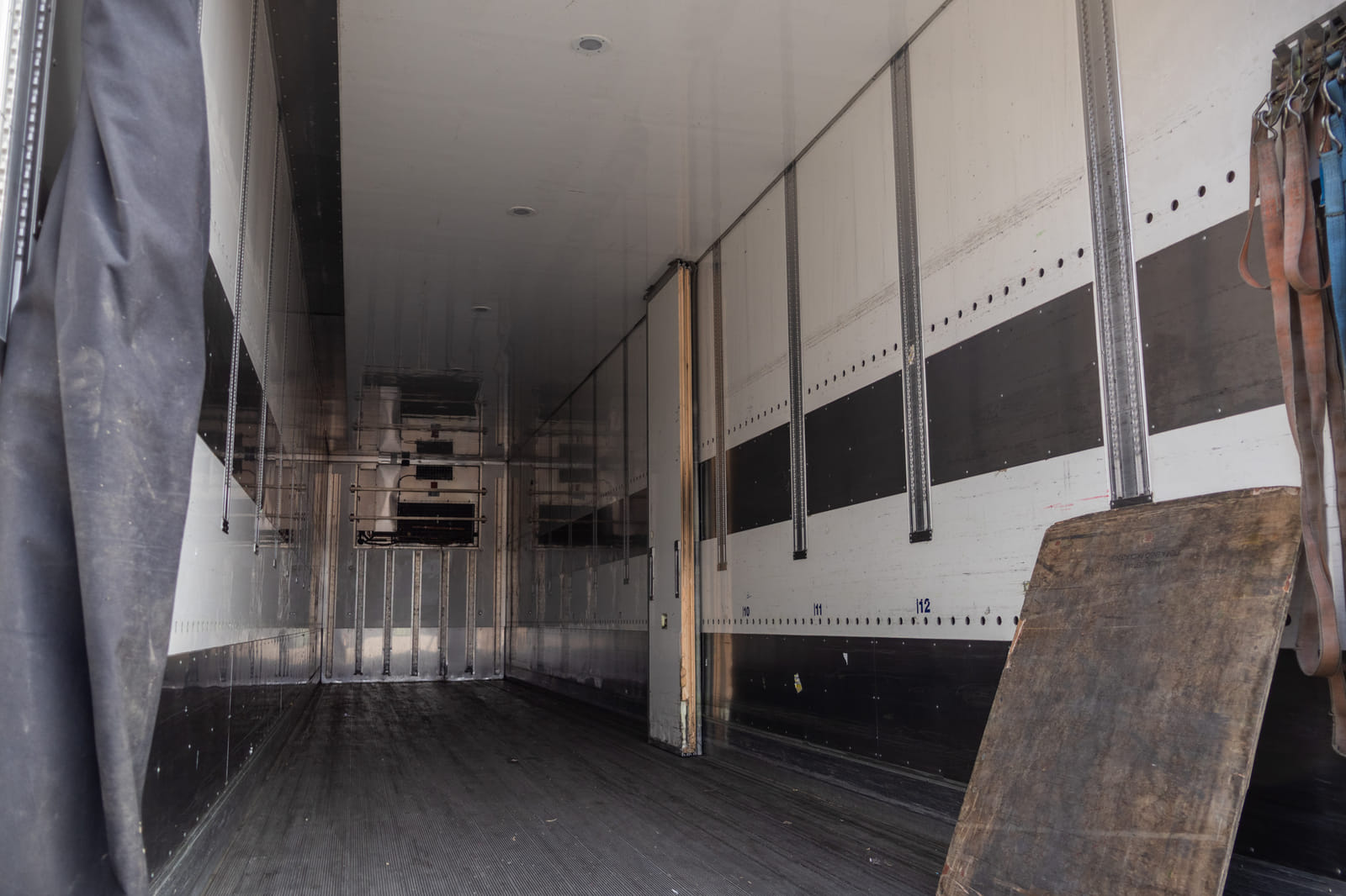 VAK kylmäperävaunu + Thermo King kylmäkone. MPT-Jakelu Oy konkurssipesä (2680888-4)