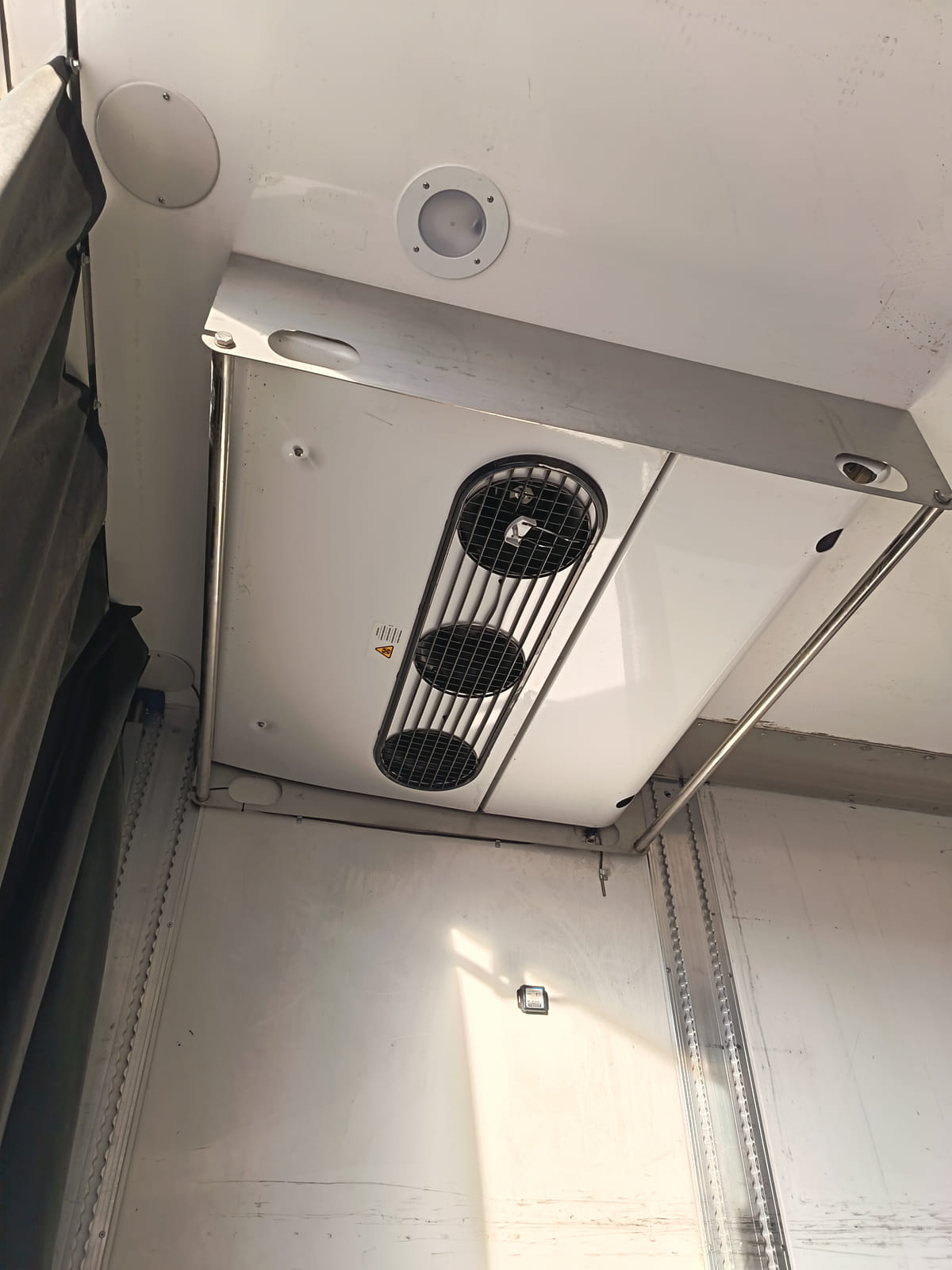 VAK kylmäperävaunu + Thermo King kylmäkone. MPT-Jakelu Oy konkurssipesä (2680888-4)