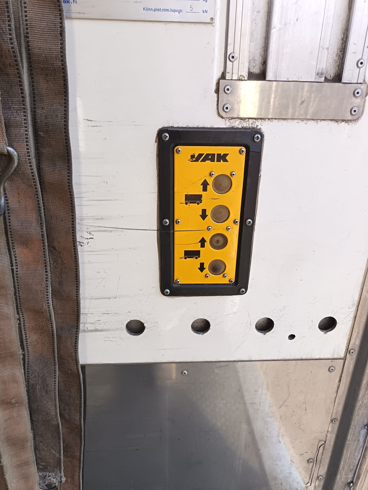 VAK kylmäperävaunu + Thermo King kylmäkone. MPT-Jakelu Oy konkurssipesä (2680888-4)