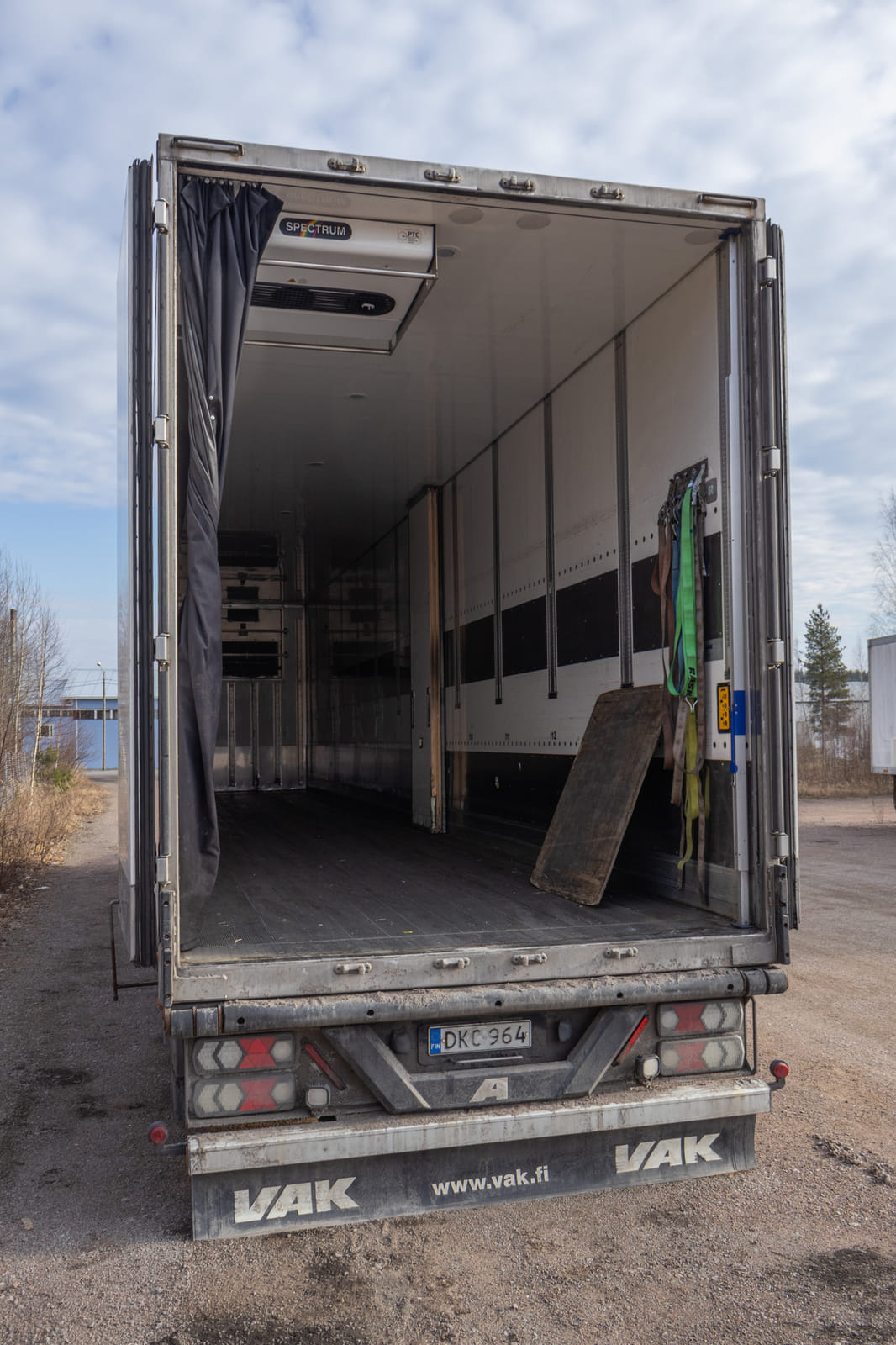 VAK kylmäperävaunu + Thermo King kylmäkone. MPT-Jakelu Oy konkurssipesä (2680888-4)